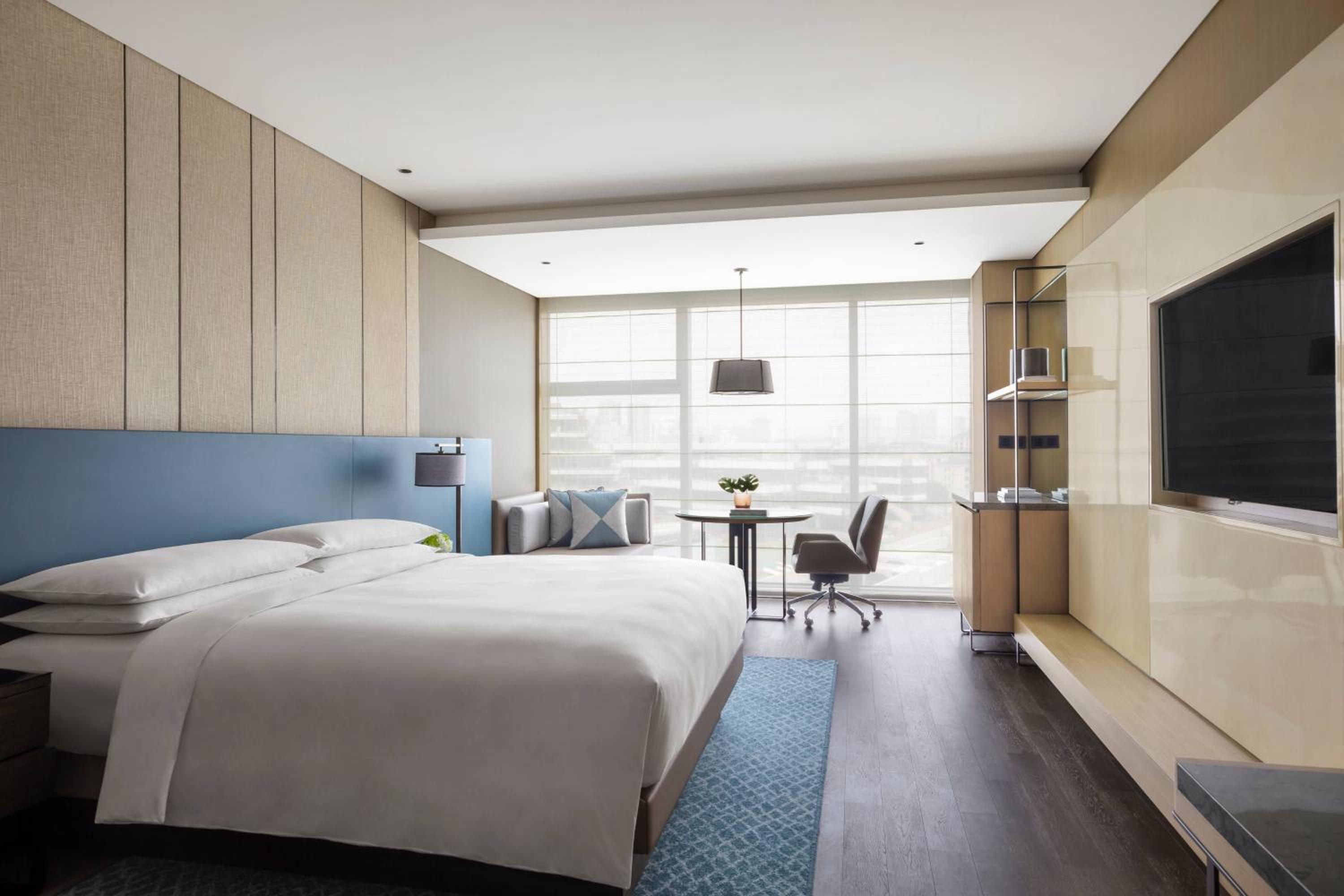 Executive level, Guest room, 1 King - Photo 1