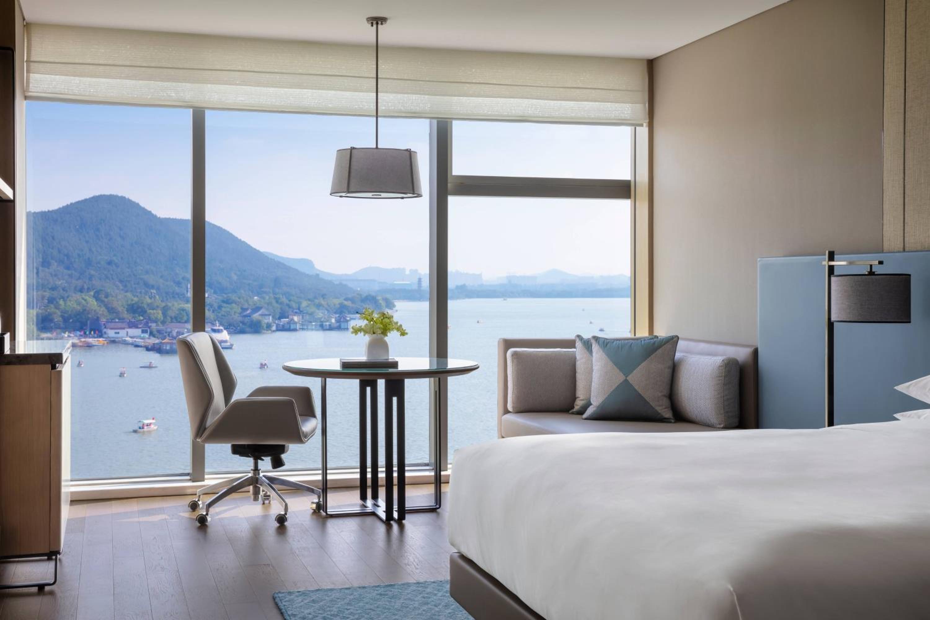 Executive level, Guest room, 1 King, Lake view - Photo 3