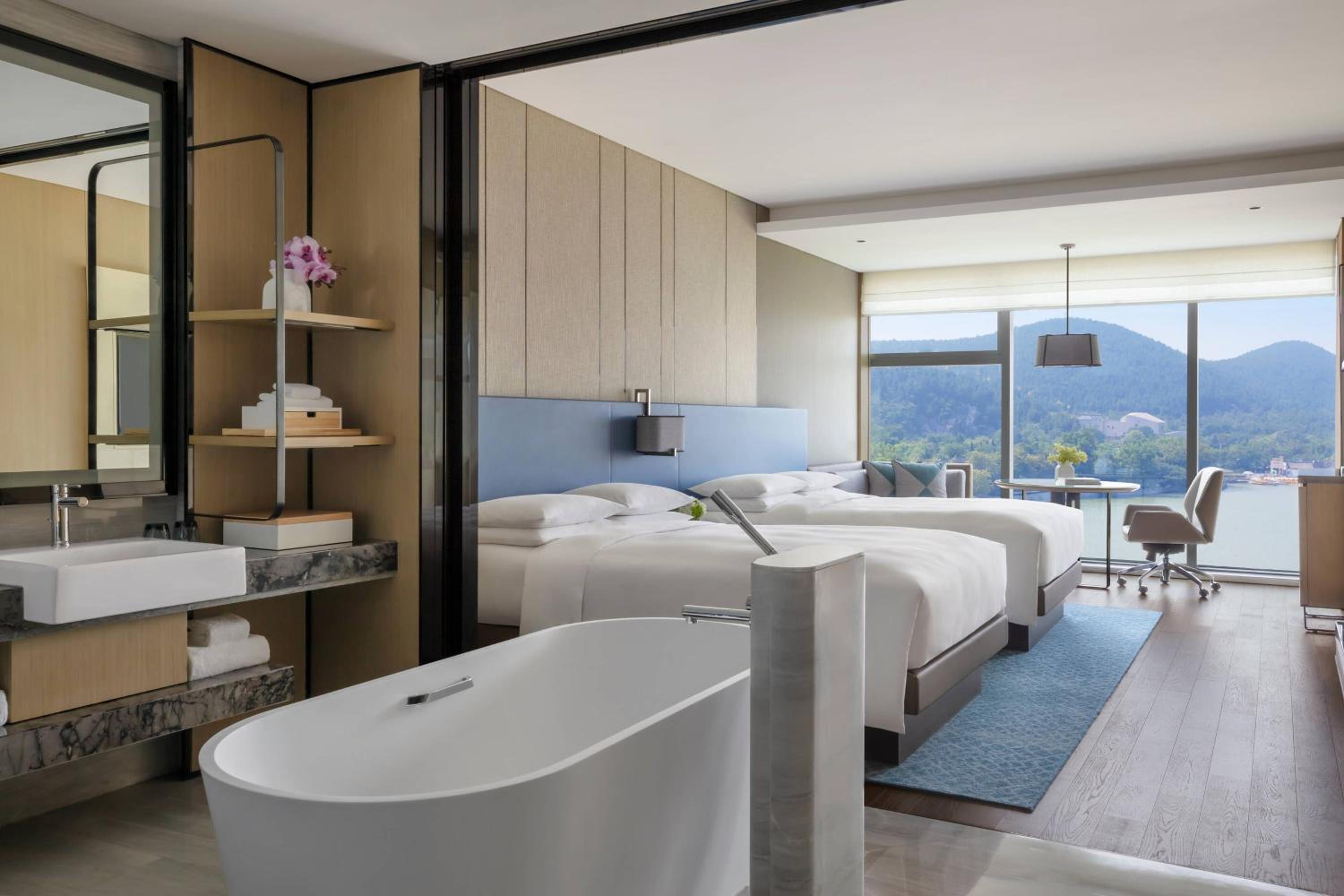 Executive level, Guest room, 2 Double, Lake view - Photo 1