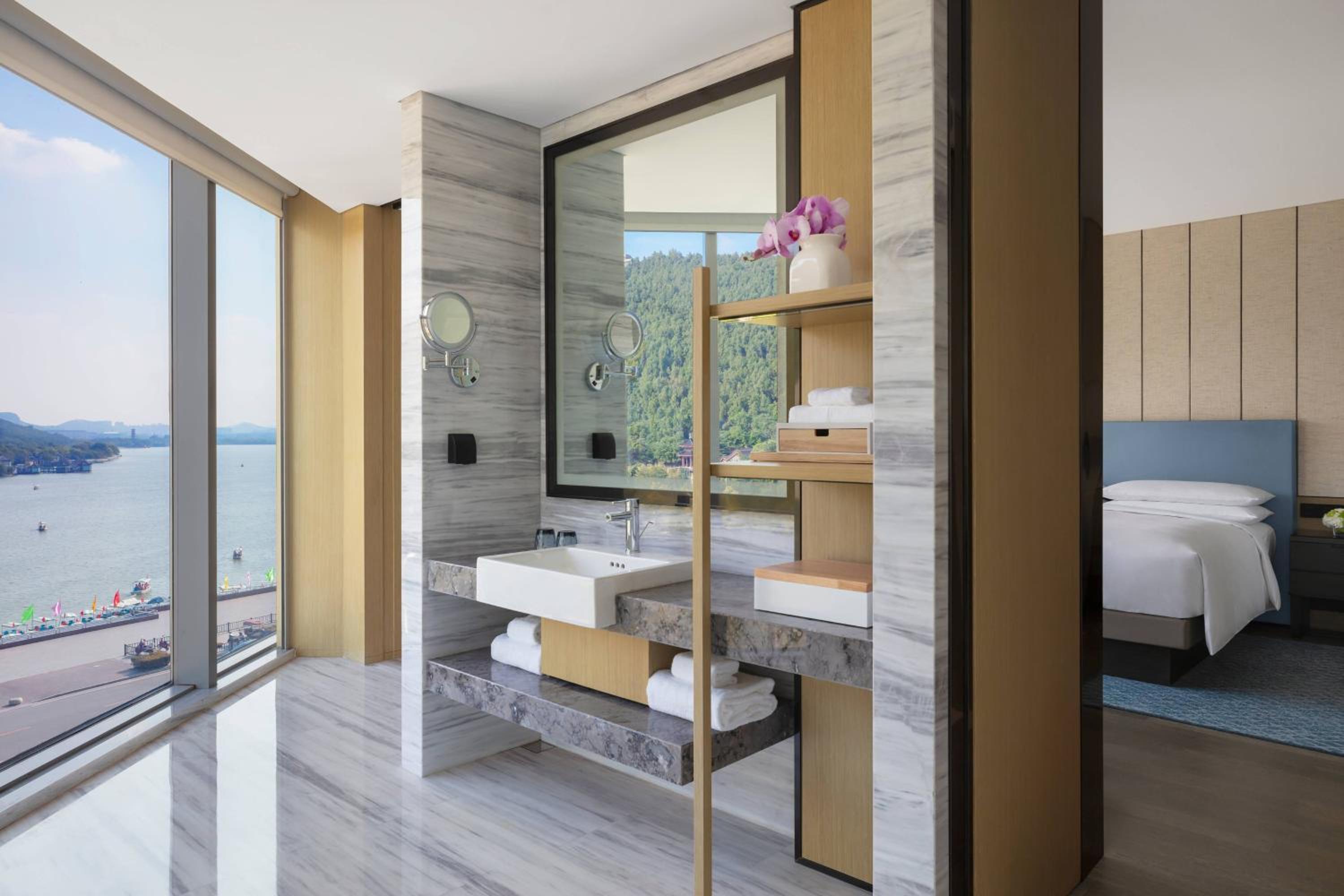 Larger Guest room, 1 King, Lake view, Conner room - Photo 3