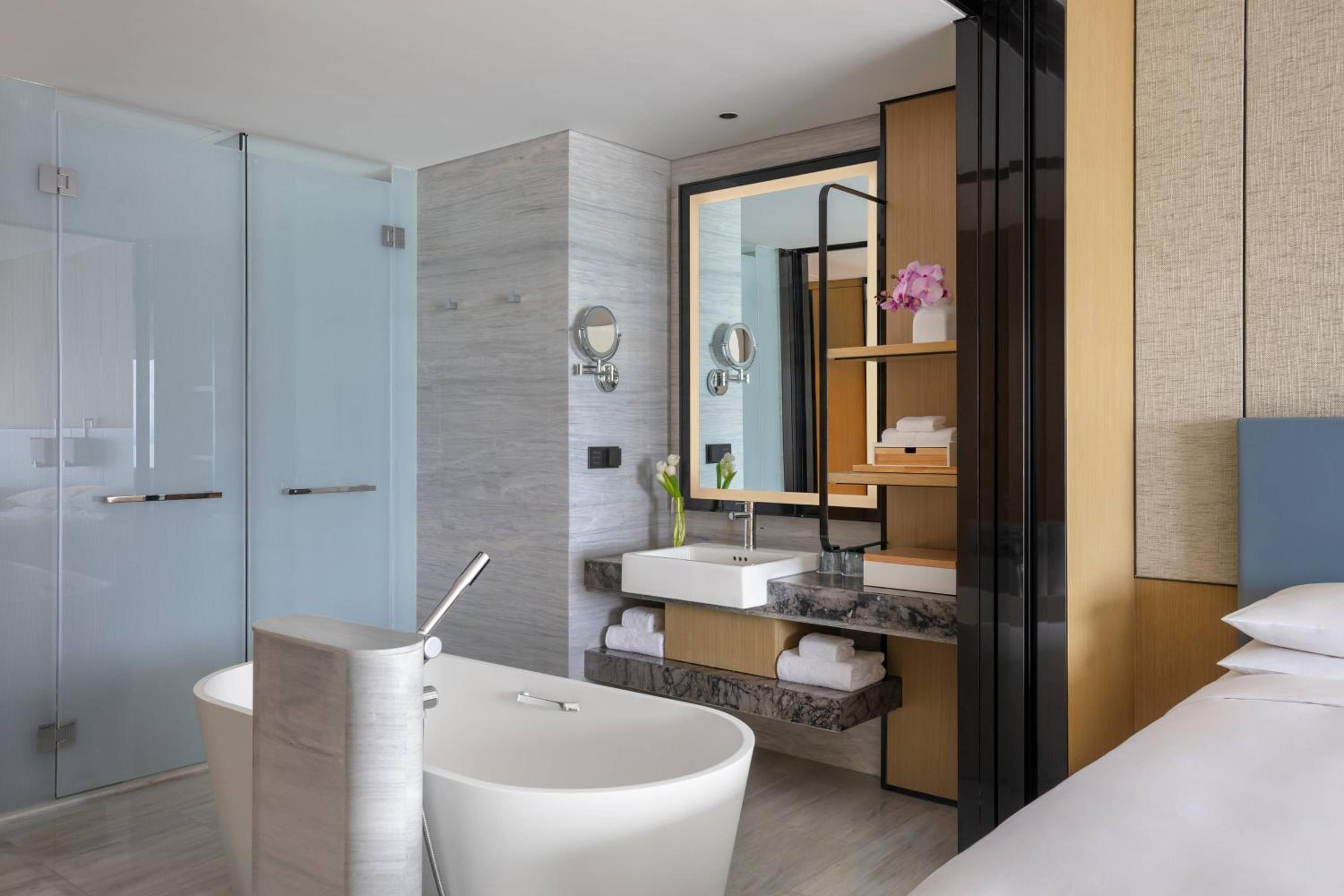 Executive level, Guest room, 1 King - Photo 2