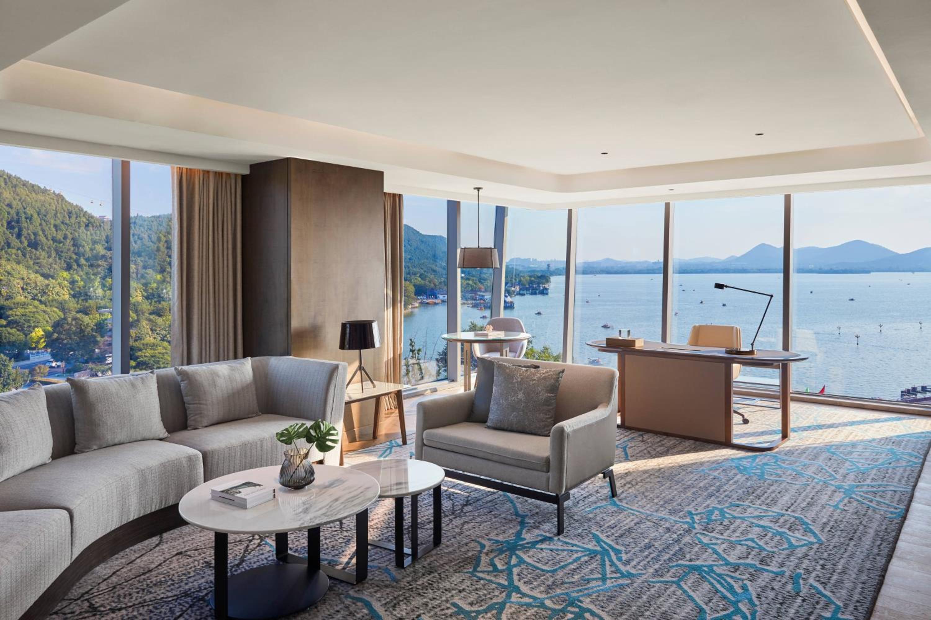 Suite, 1 King, Lake view
