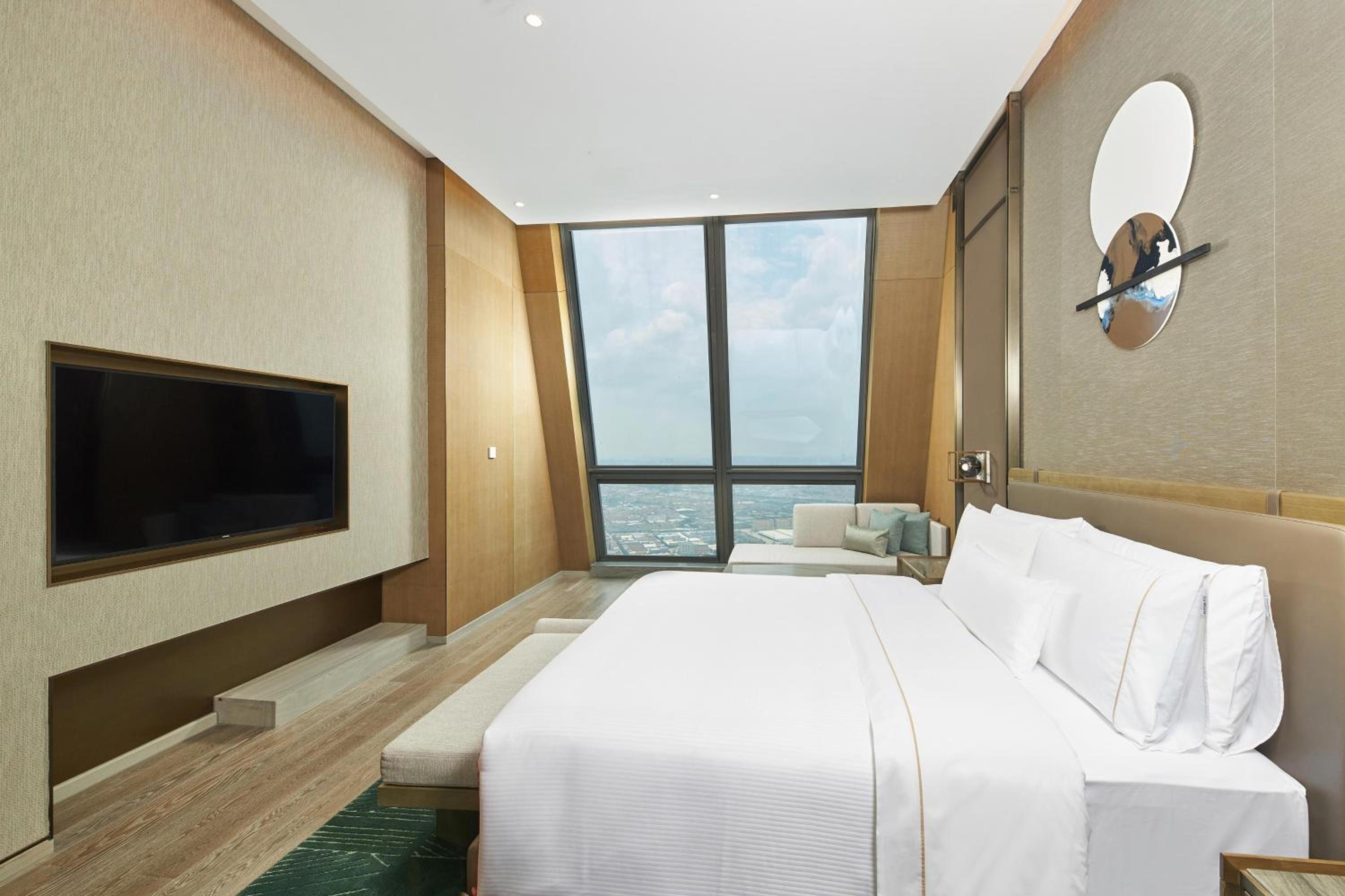 Renewal Suite, Club lounge access, 1 Bedroom Suite, 1 King - Photo 1