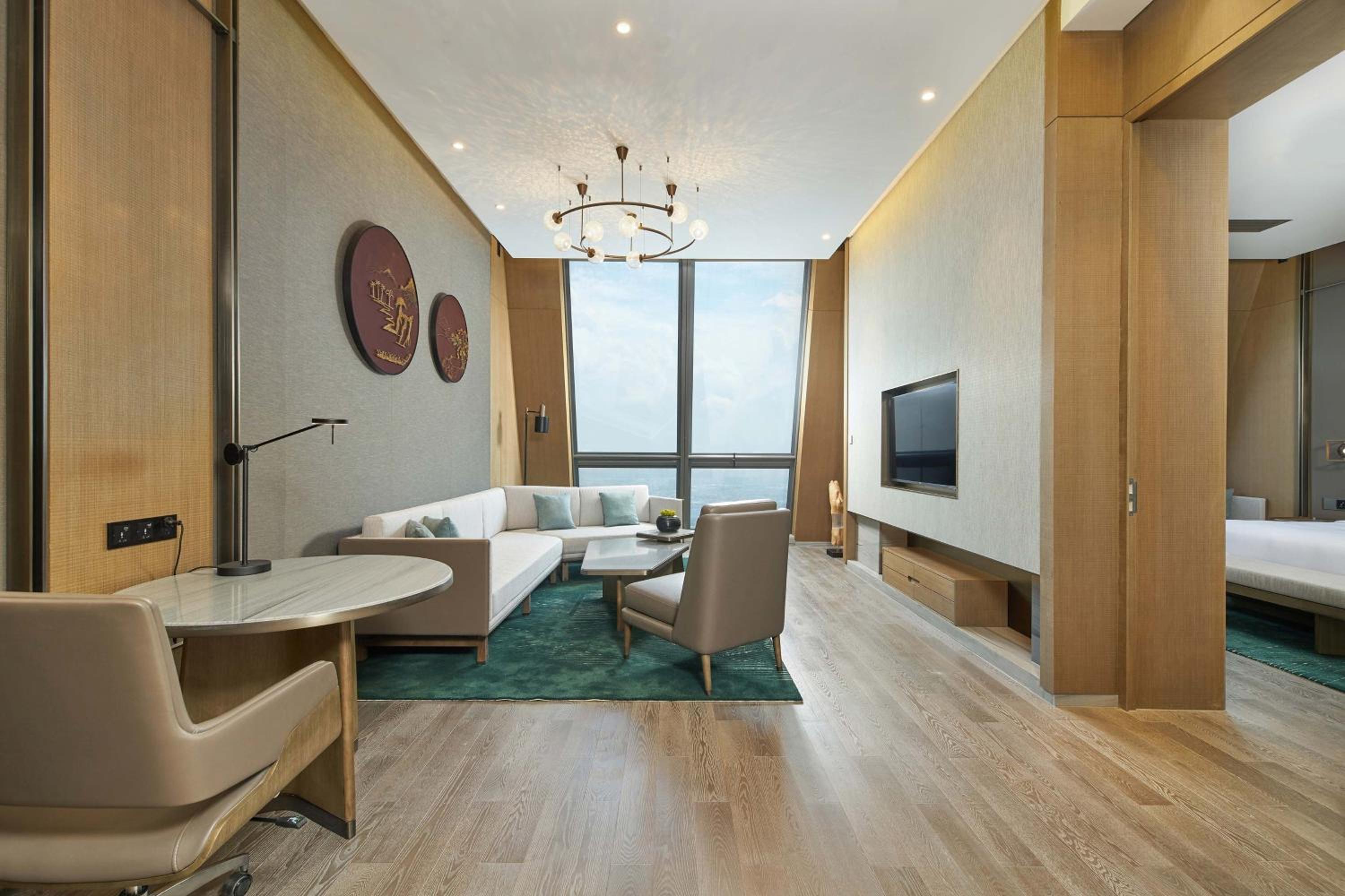 Renewal Suite, Club lounge access, 1 Bedroom Suite, 1 King - Photo 2