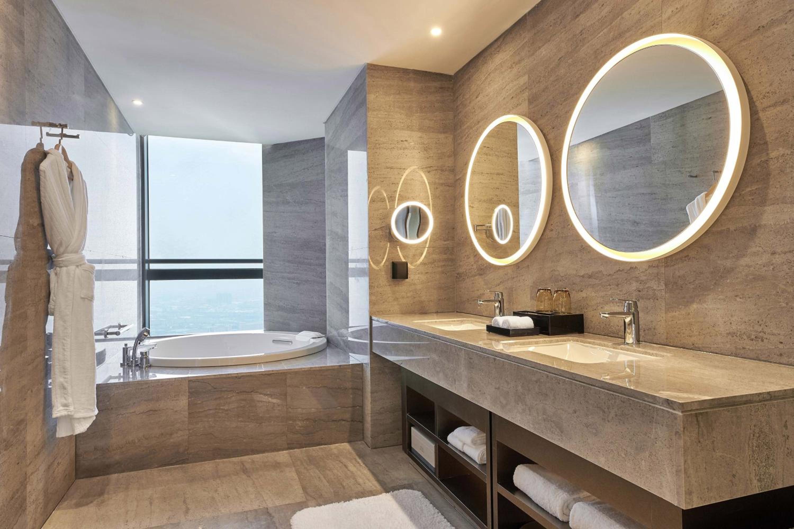 Renewal Suite, Club lounge access, 1 Bedroom Suite, 1 King - Photo 4