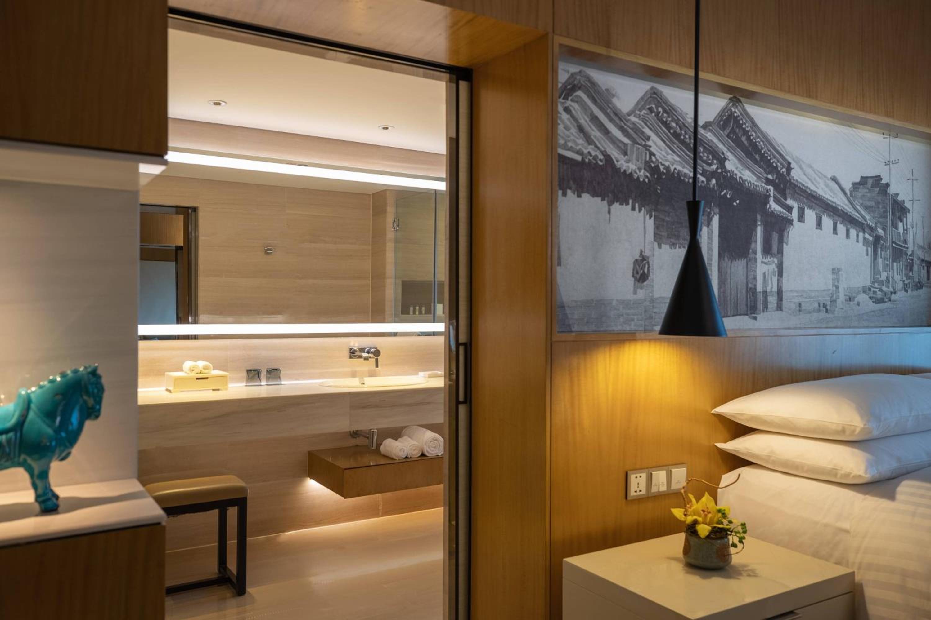Club King Suite with Lounge Access - Afternoon tea + Happy hour + Drink time +  2 pairs of pants or jeans washing service per stay - Photo 5