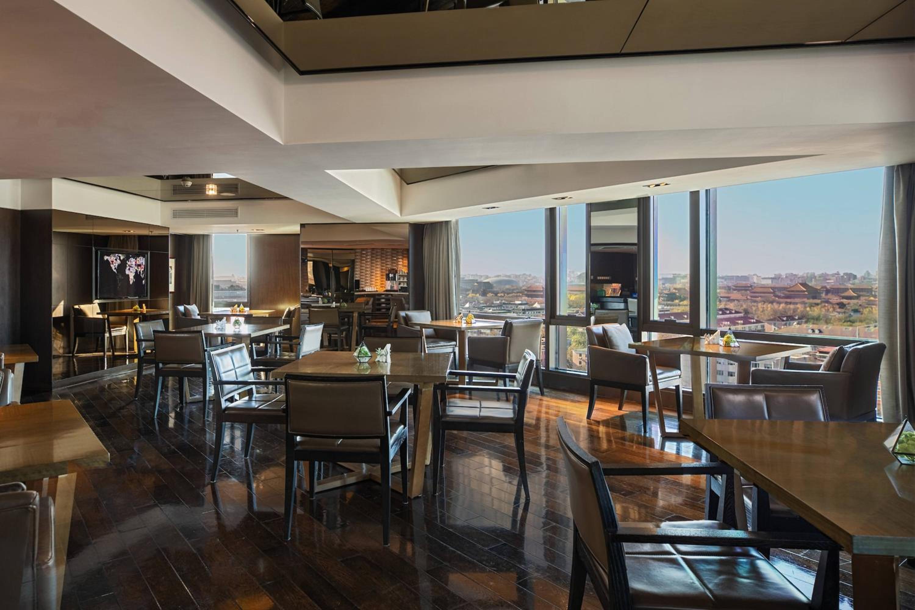 Club King Suite with Lounge Access - Afternoon tea + Happy hour + Drink time +  2 pairs of pants or jeans washing service per stay - Photo 6