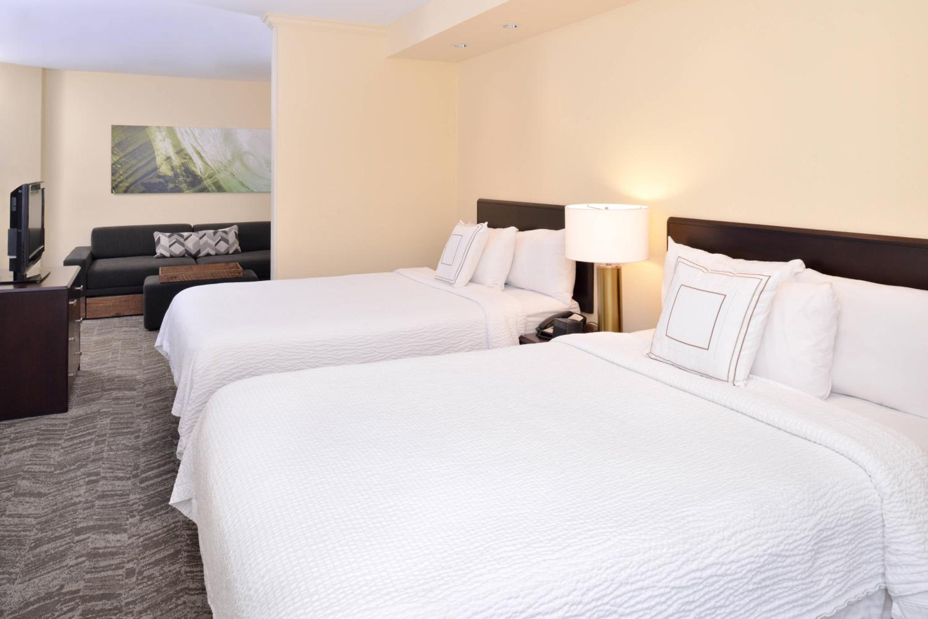 Studio with Two Double Beds, Trundle Bed and Adapted Tub - Mobility Accessible photo 1