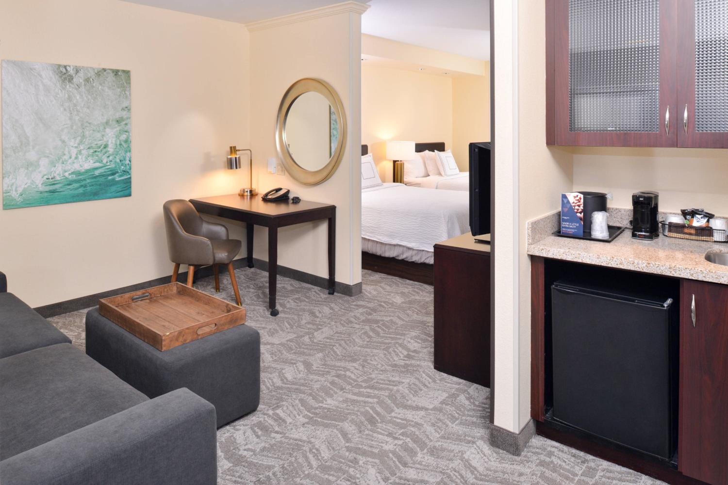 Studio with Two Double Beds, Trundle Bed and Adapted Tub - Mobility Accessible photo 3