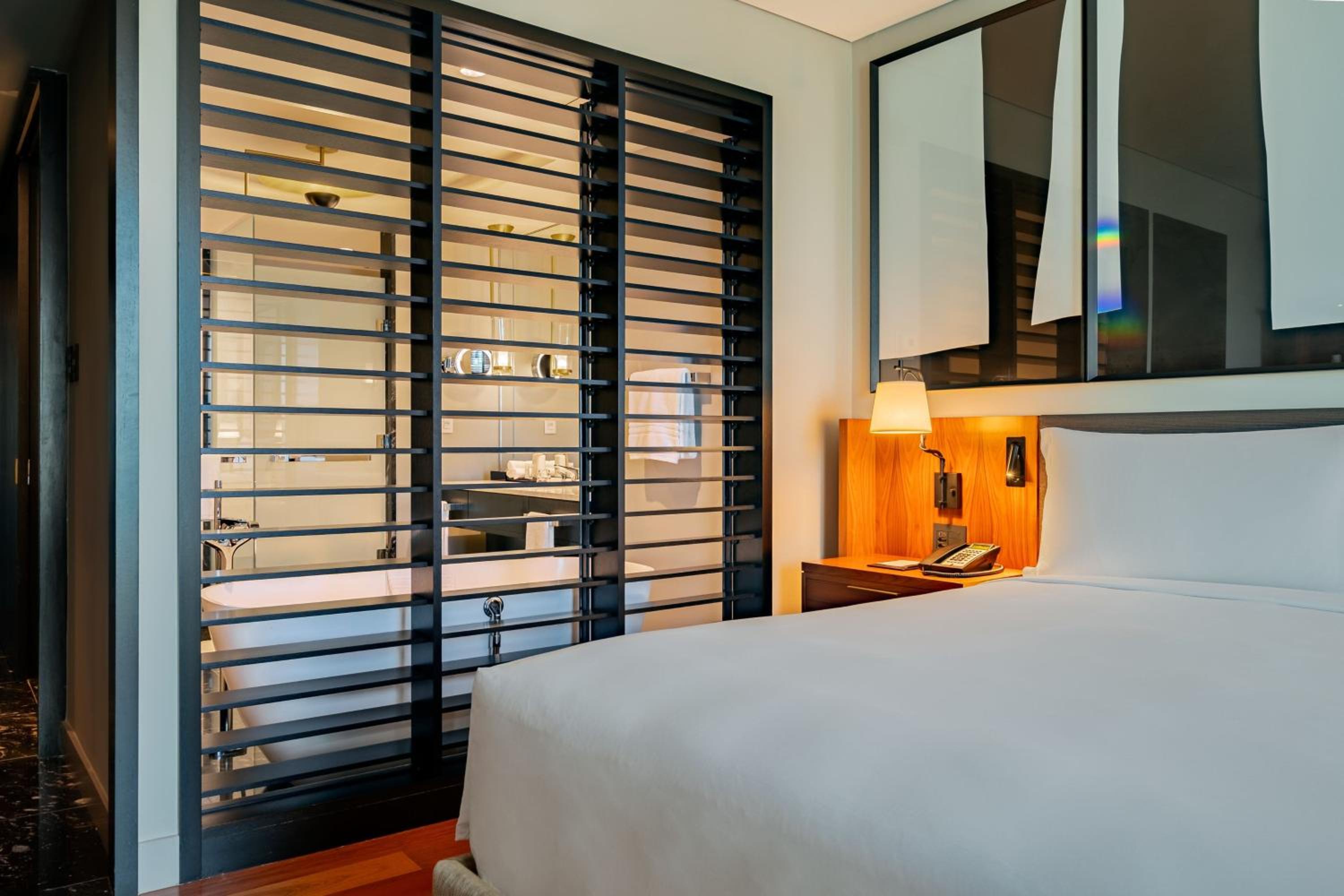 Deluxe Room, 2 Twin Beds, River View