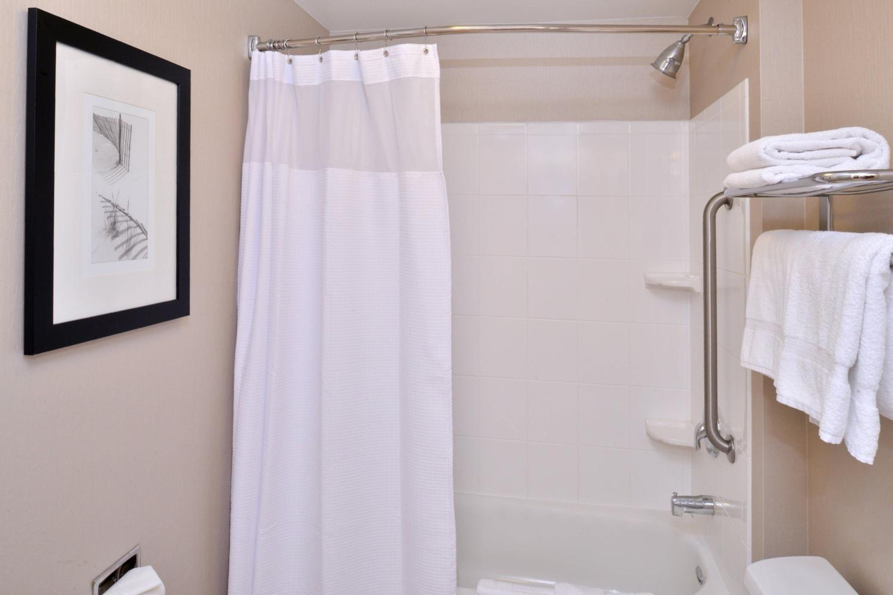 King Studio with Trundle Bed and Adapted Tub - Mobility Accessible photo 3