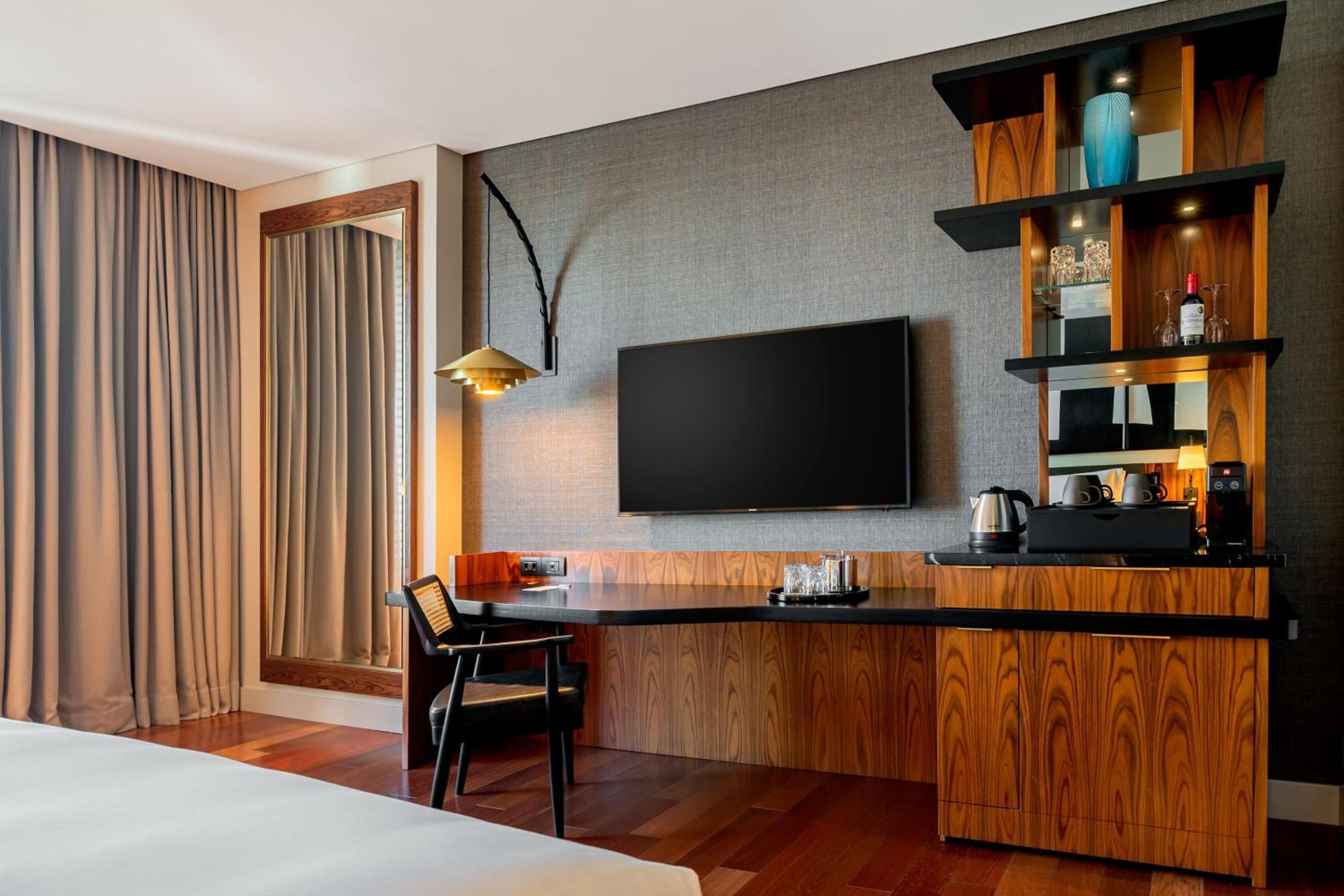 Deluxe King Room - High Floor