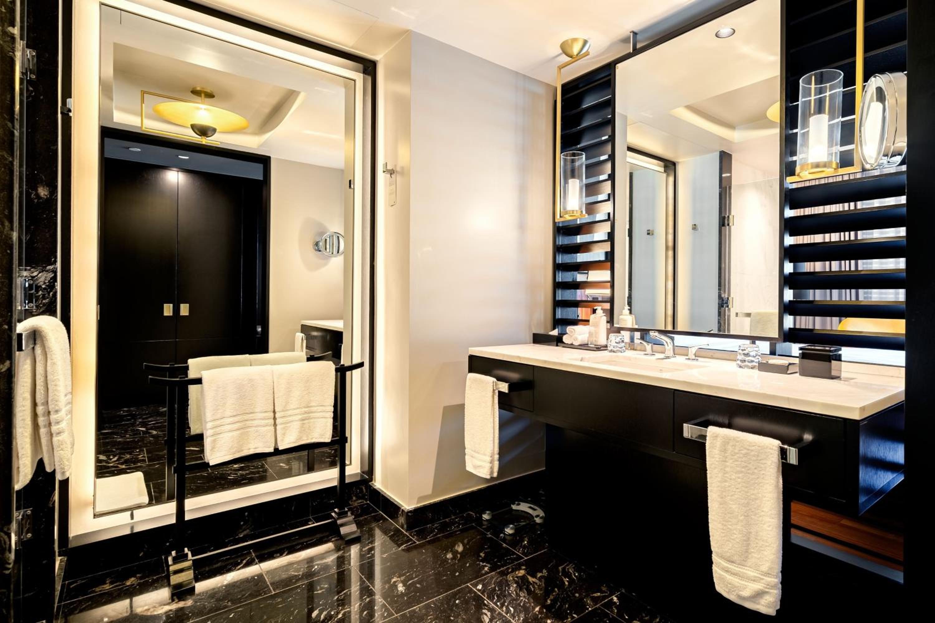 Deluxe Double Room with Two Double Beds - High Floor thumbnail 5