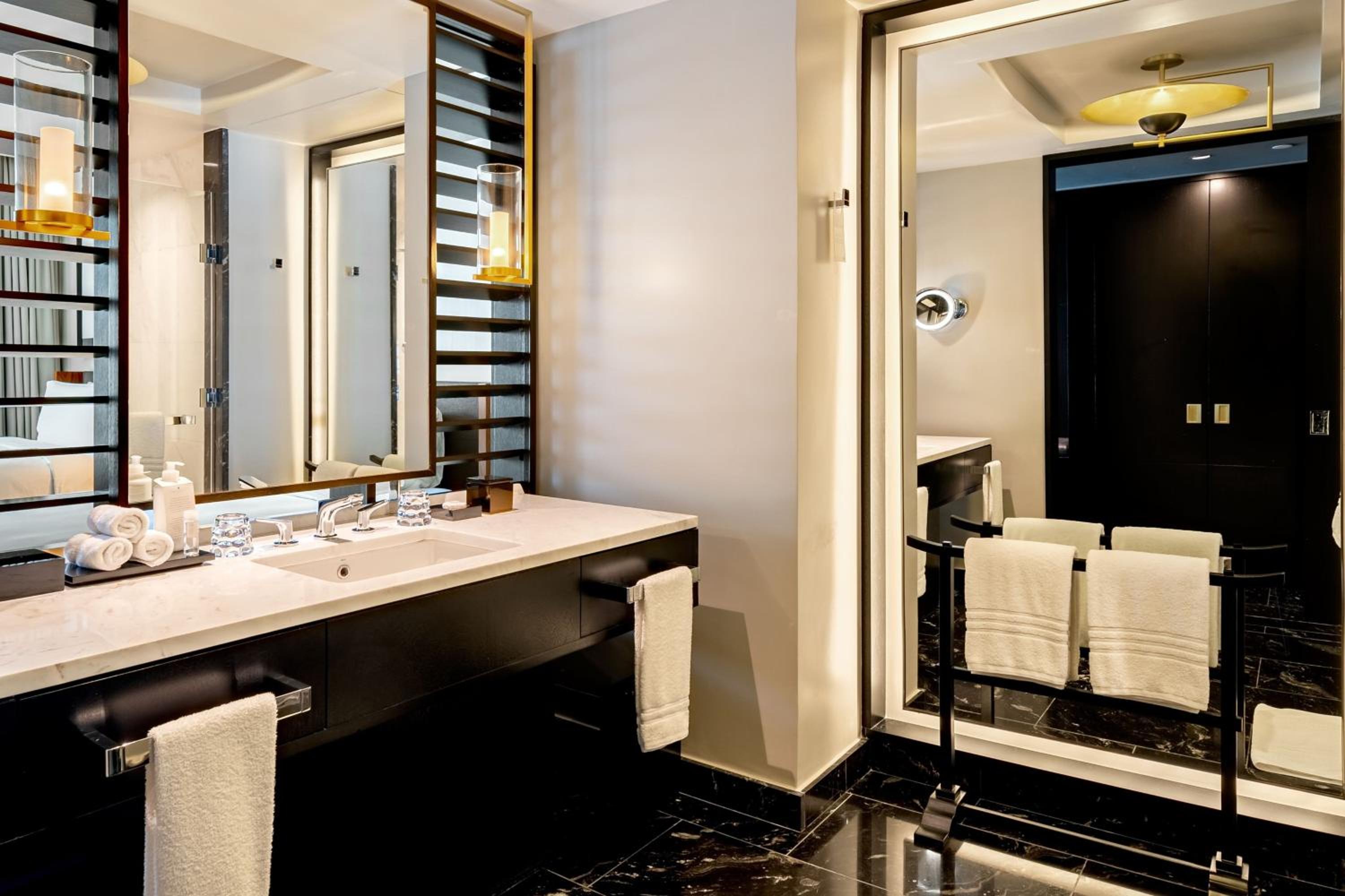 Deluxe Double Room with Two Double Beds - High Floor thumbnail 6