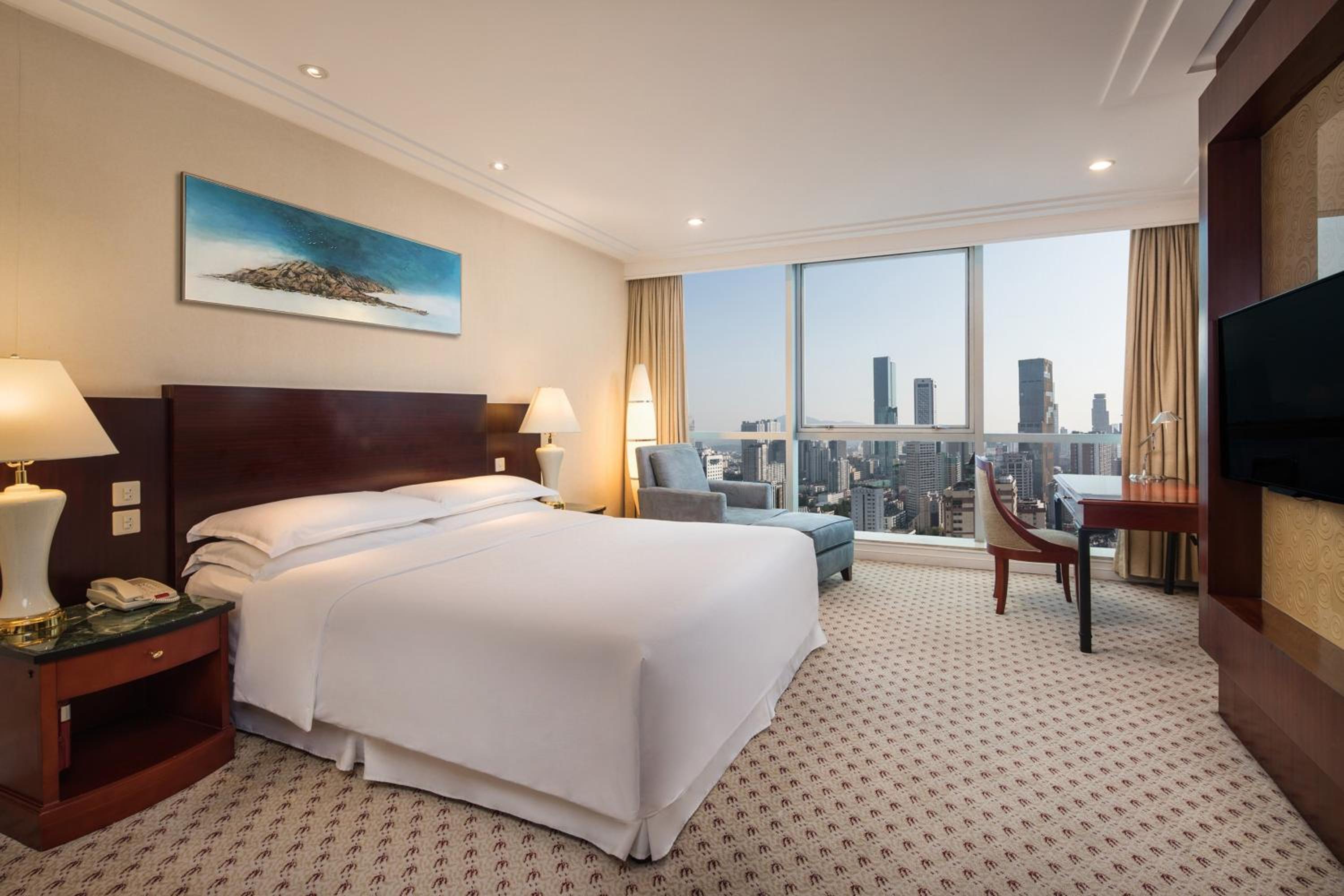 Club Deluxe King Room, Guest room, 1 King, City view  - Photo 3