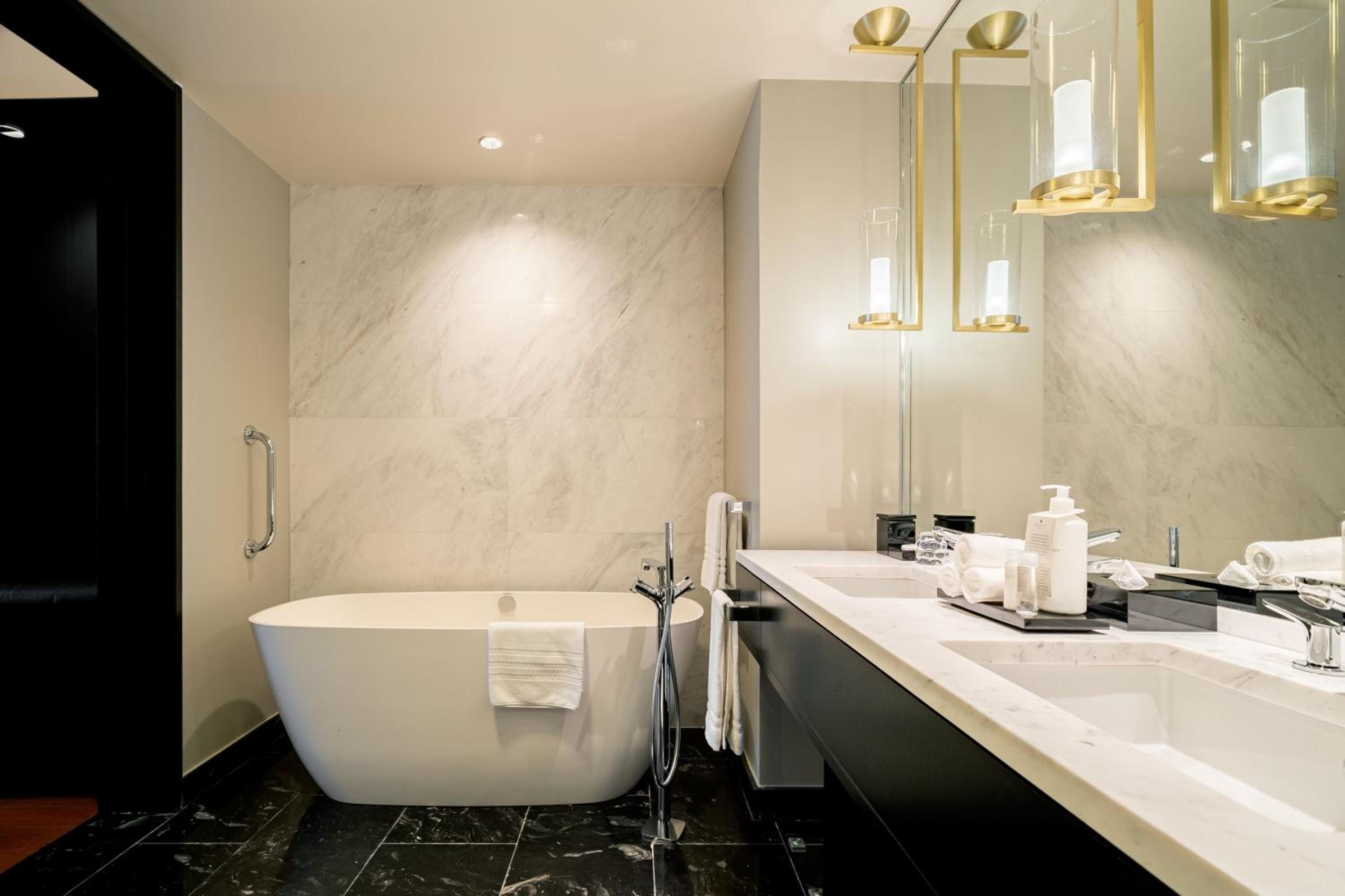 Luxury King Suite - Executive Lounge Access