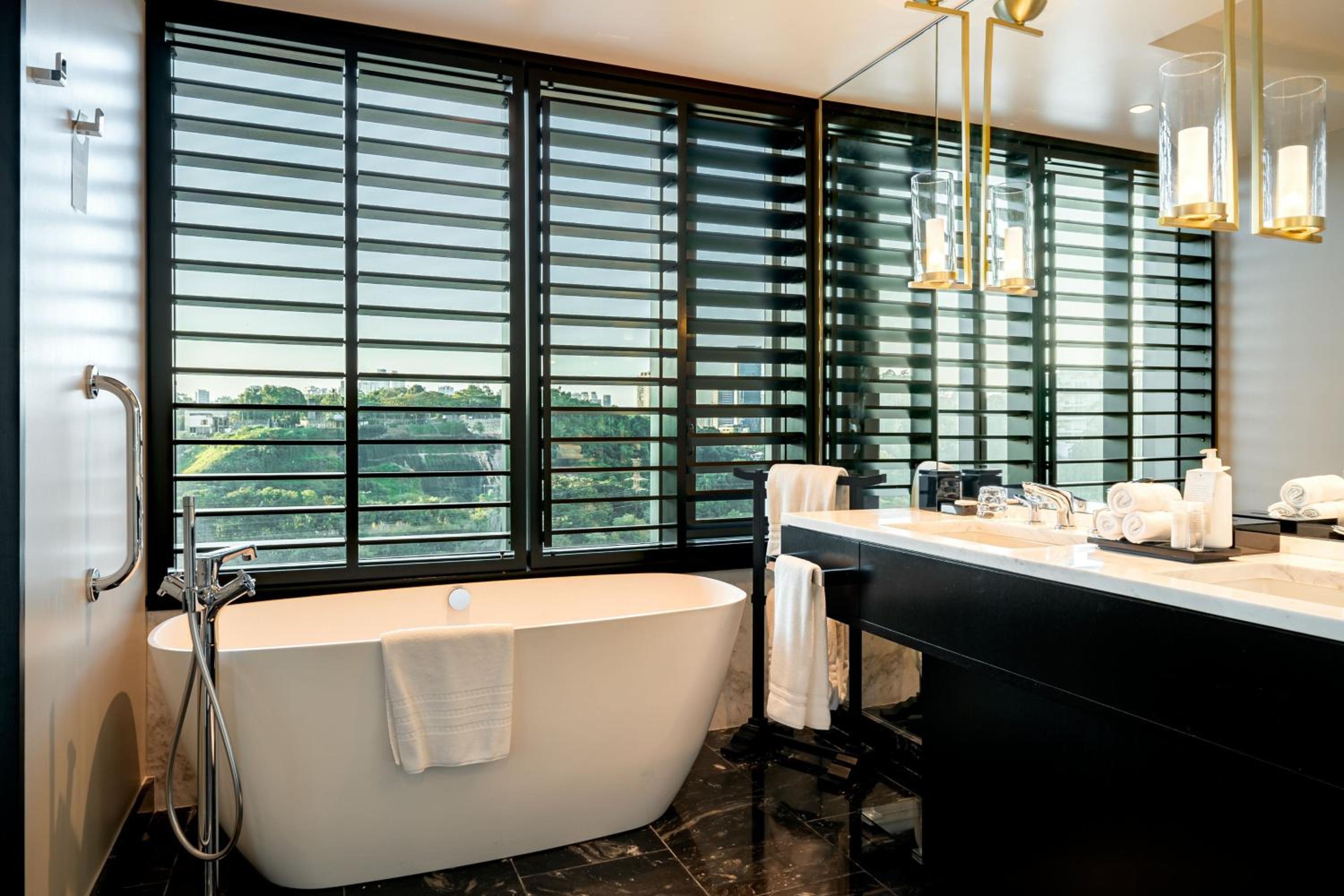 Griffin King Suite - Executive Lounge Access thumbnail 5