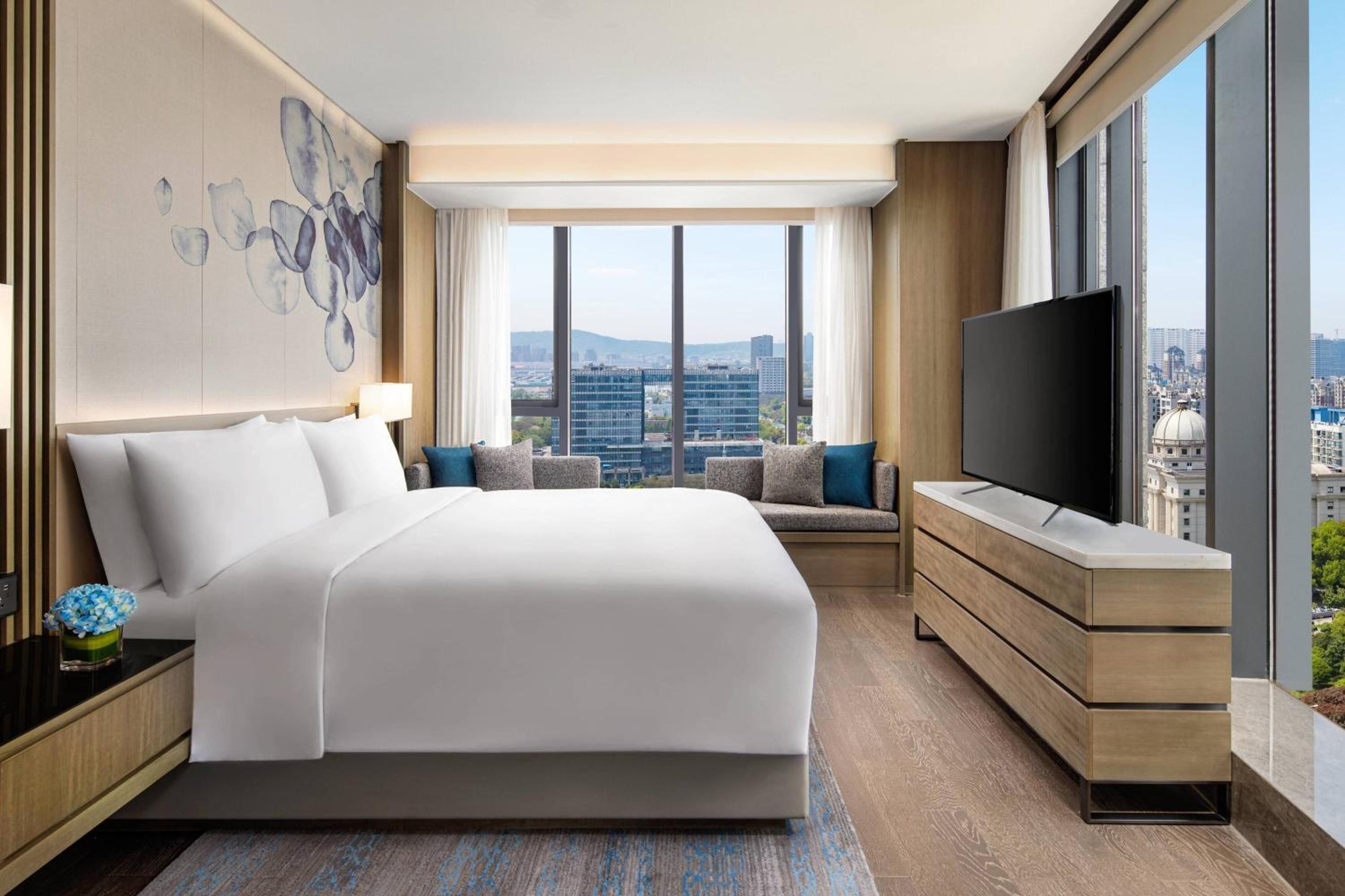 One-Bedroom Executive King Suite - High Floor - Photo 3