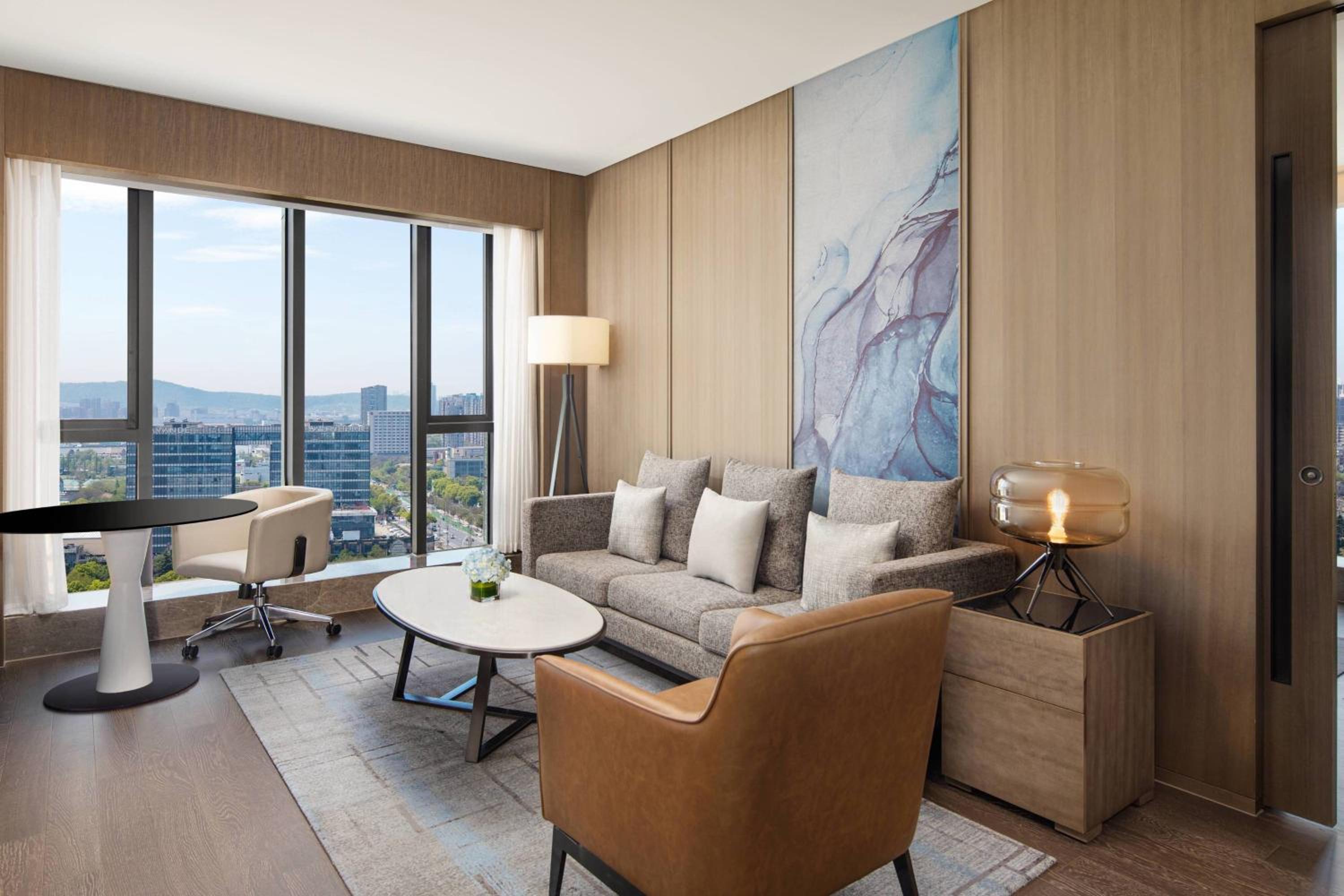 One-Bedroom Executive King Suite - High Floor - Photo 4