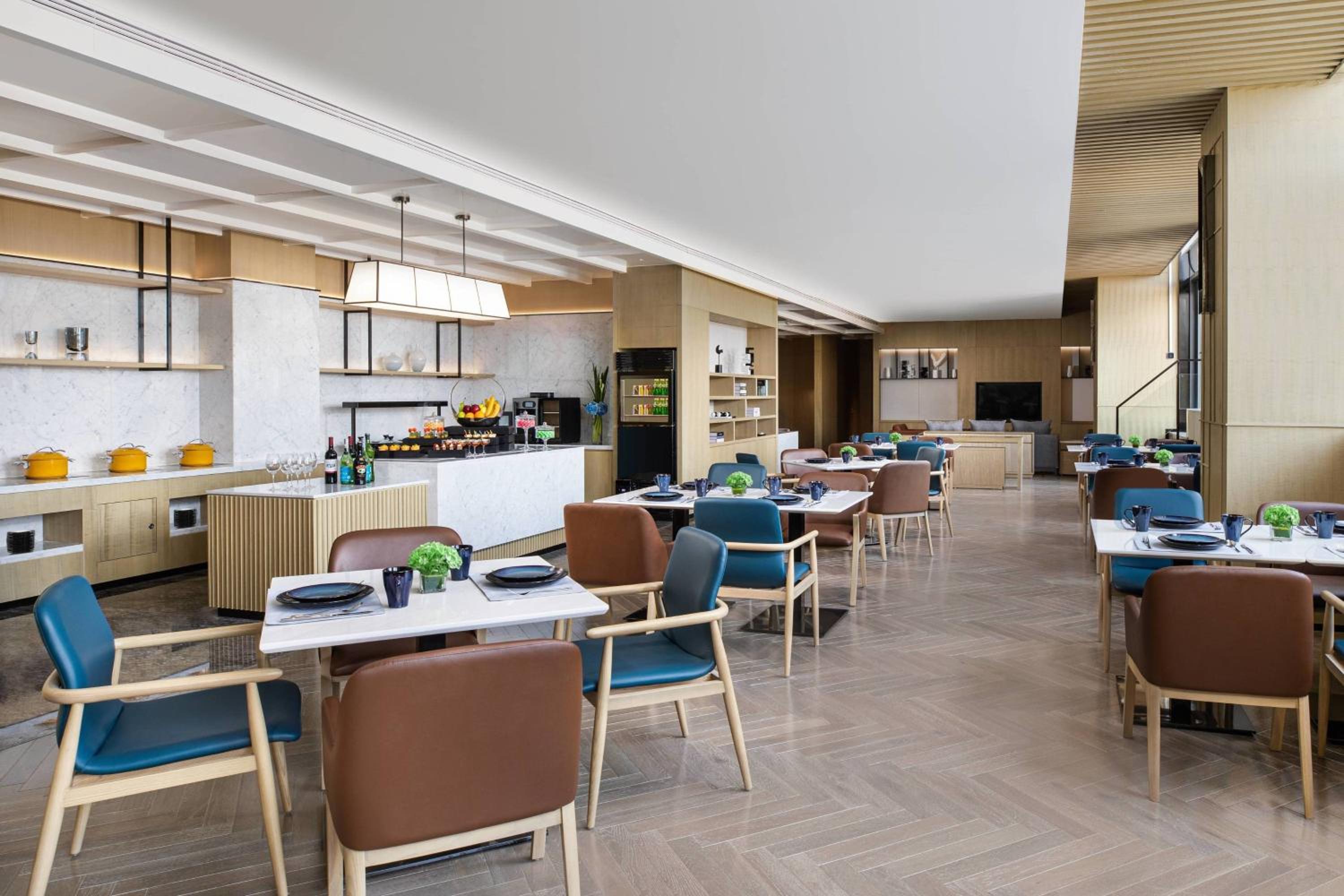 King Room - High Floor/Executive Lounge Access - Photo 7