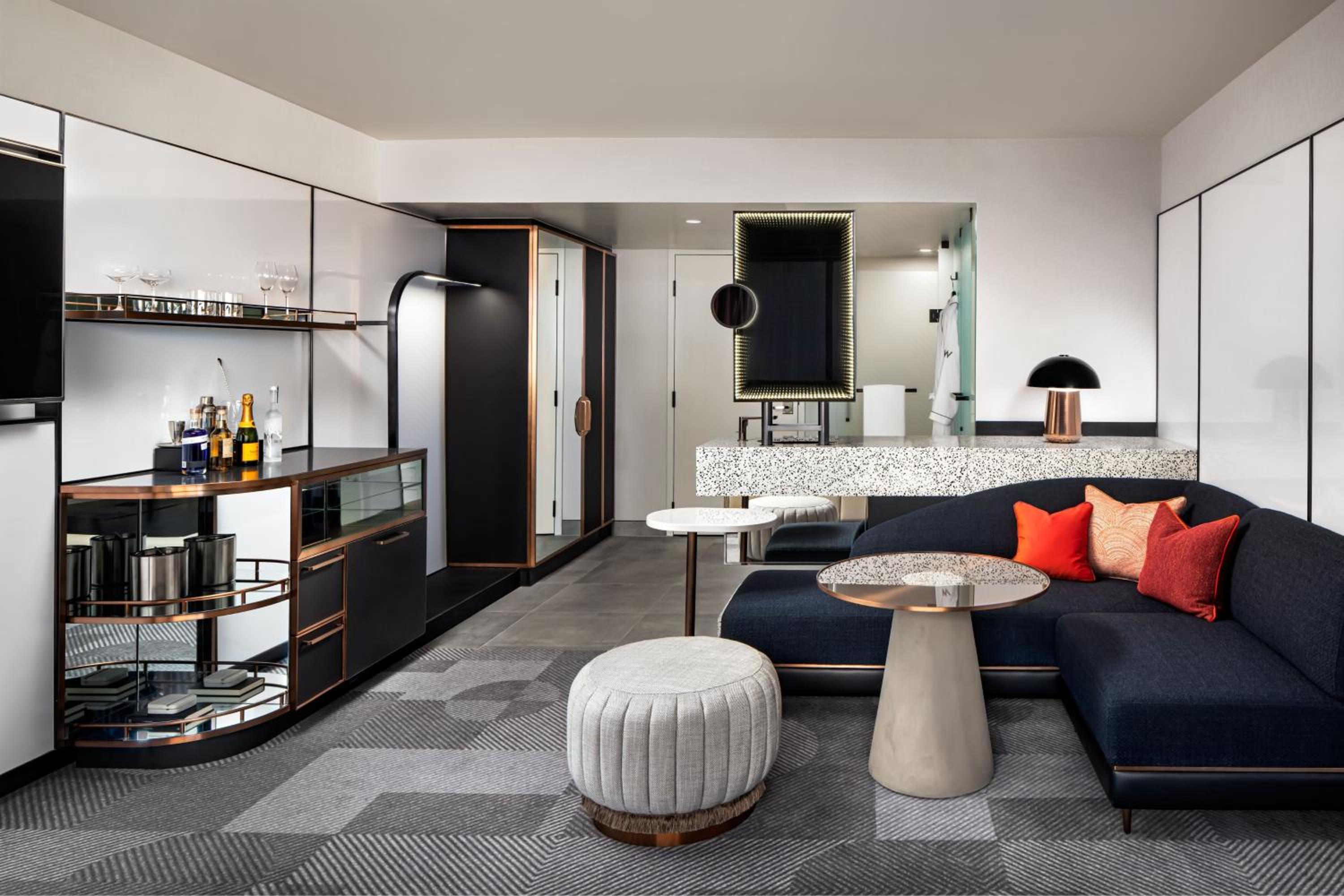 Spectacular, Guest Room, 1 King, Courtyard View