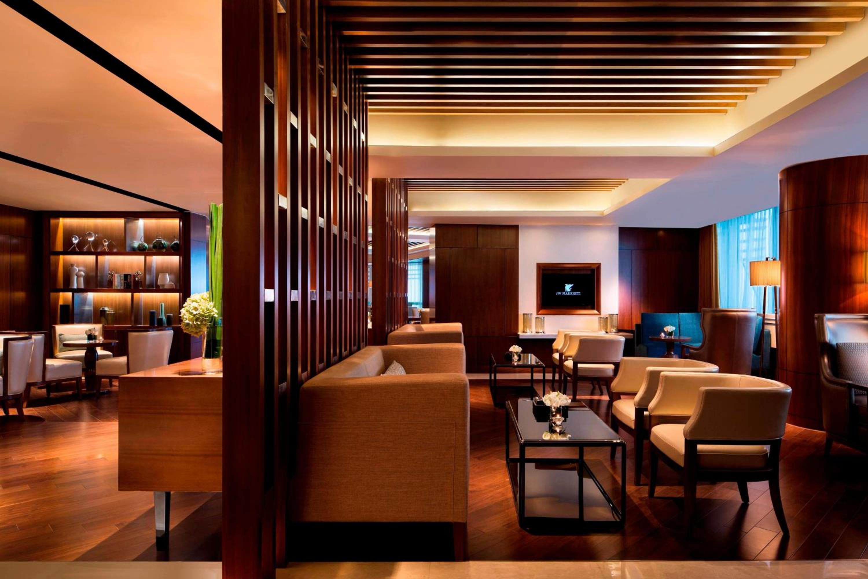 Executive Suite - Photo 4