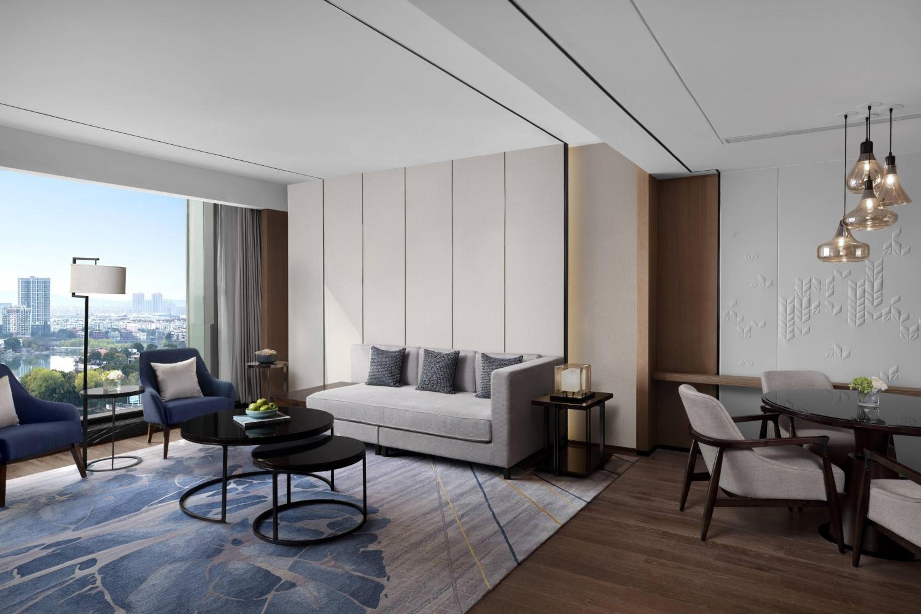Apartment with King Bed and Lake View - Club Lounge Access