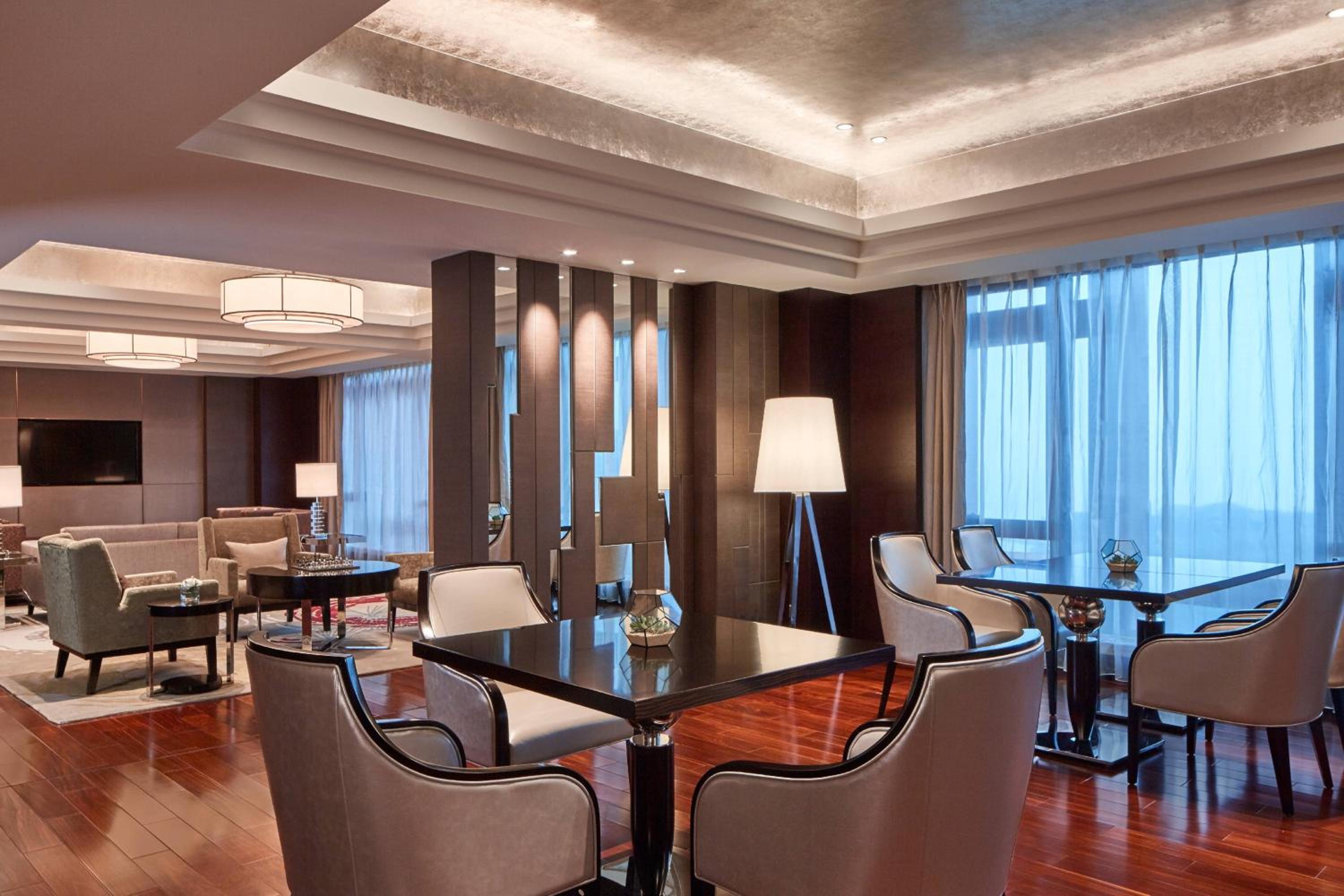 Executive lounge access, Executive Suite, 1 King, Ocean view photo 2