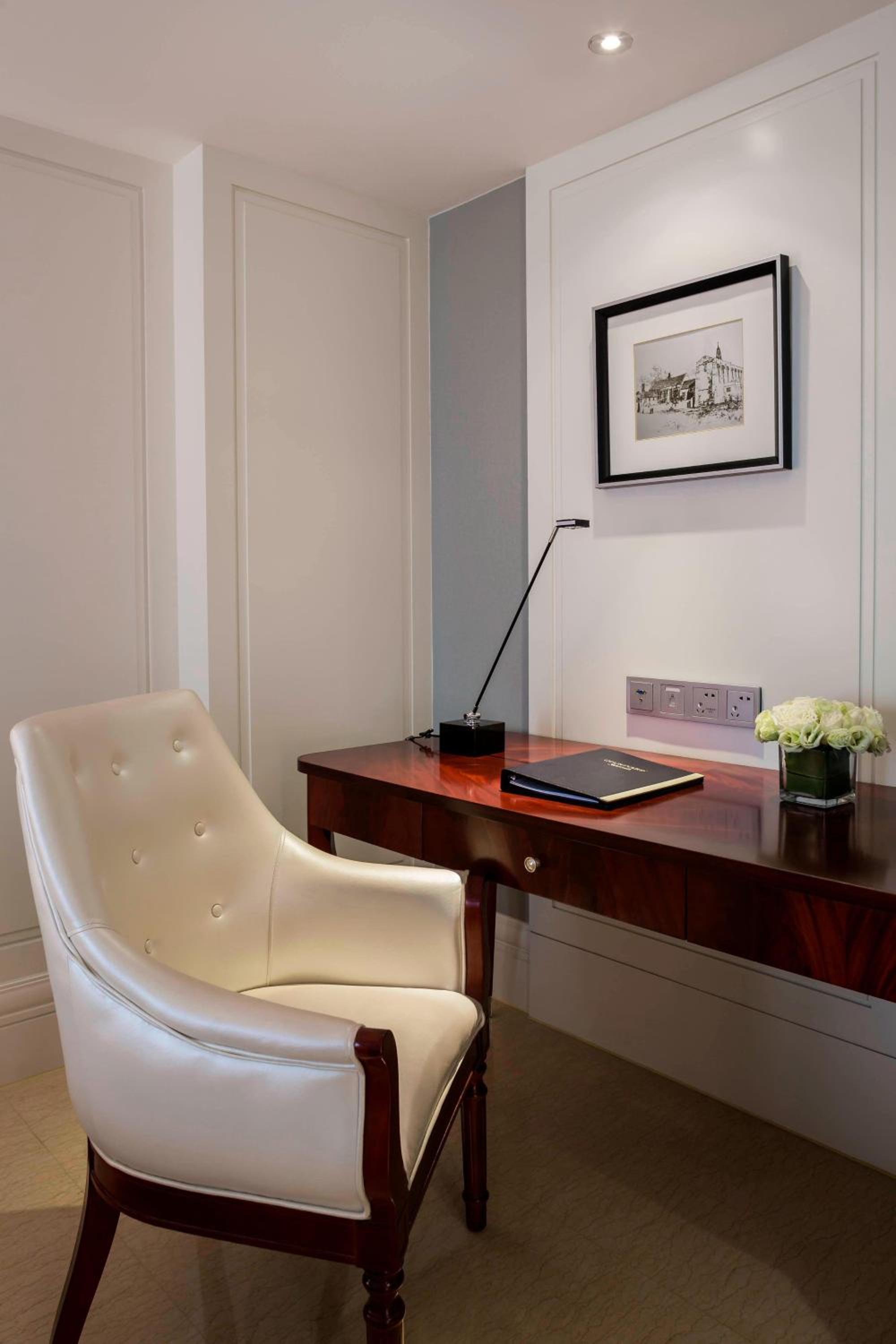 Deluxe King or Double Room with City View - Photo 2