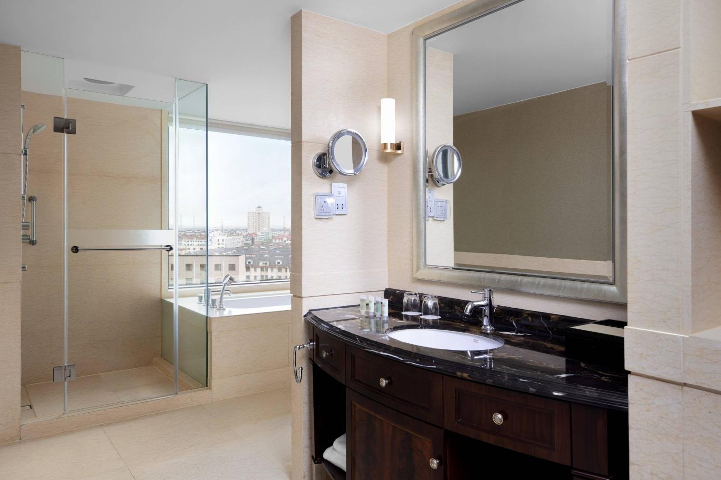 Deluxe King or Double Room with City View - Photo 4