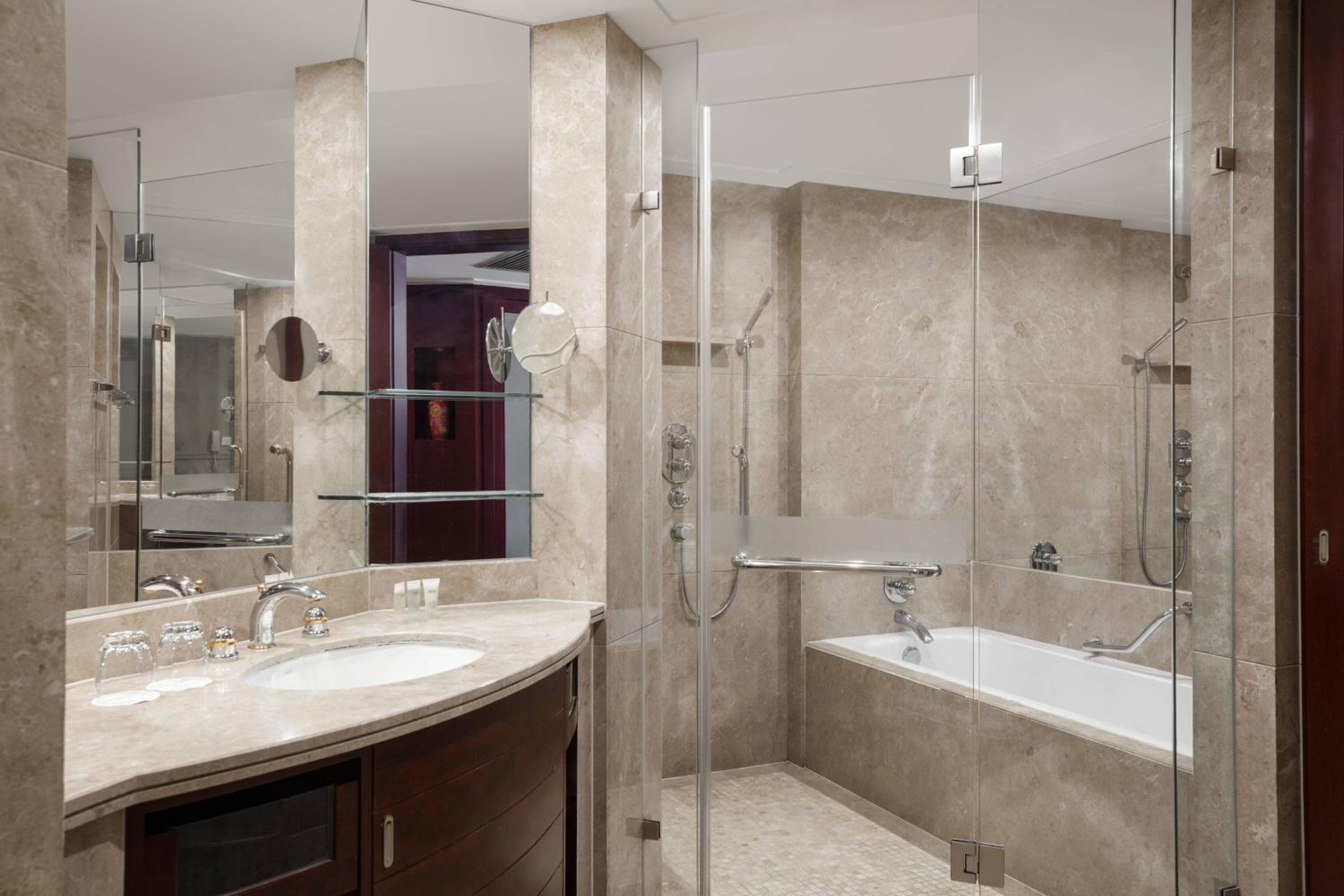 King or Double Room with City View - Photo 4
