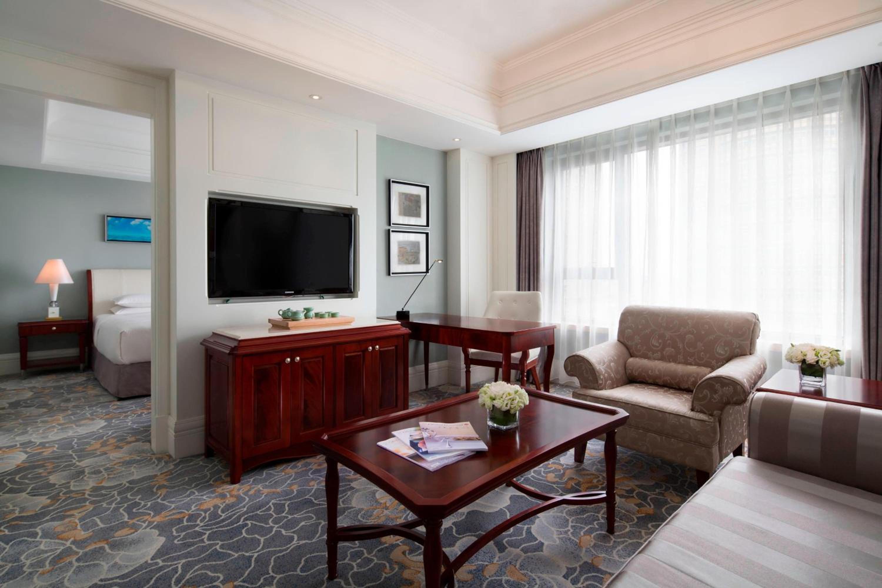 Deluxe One-Bedroom Suite photo 3