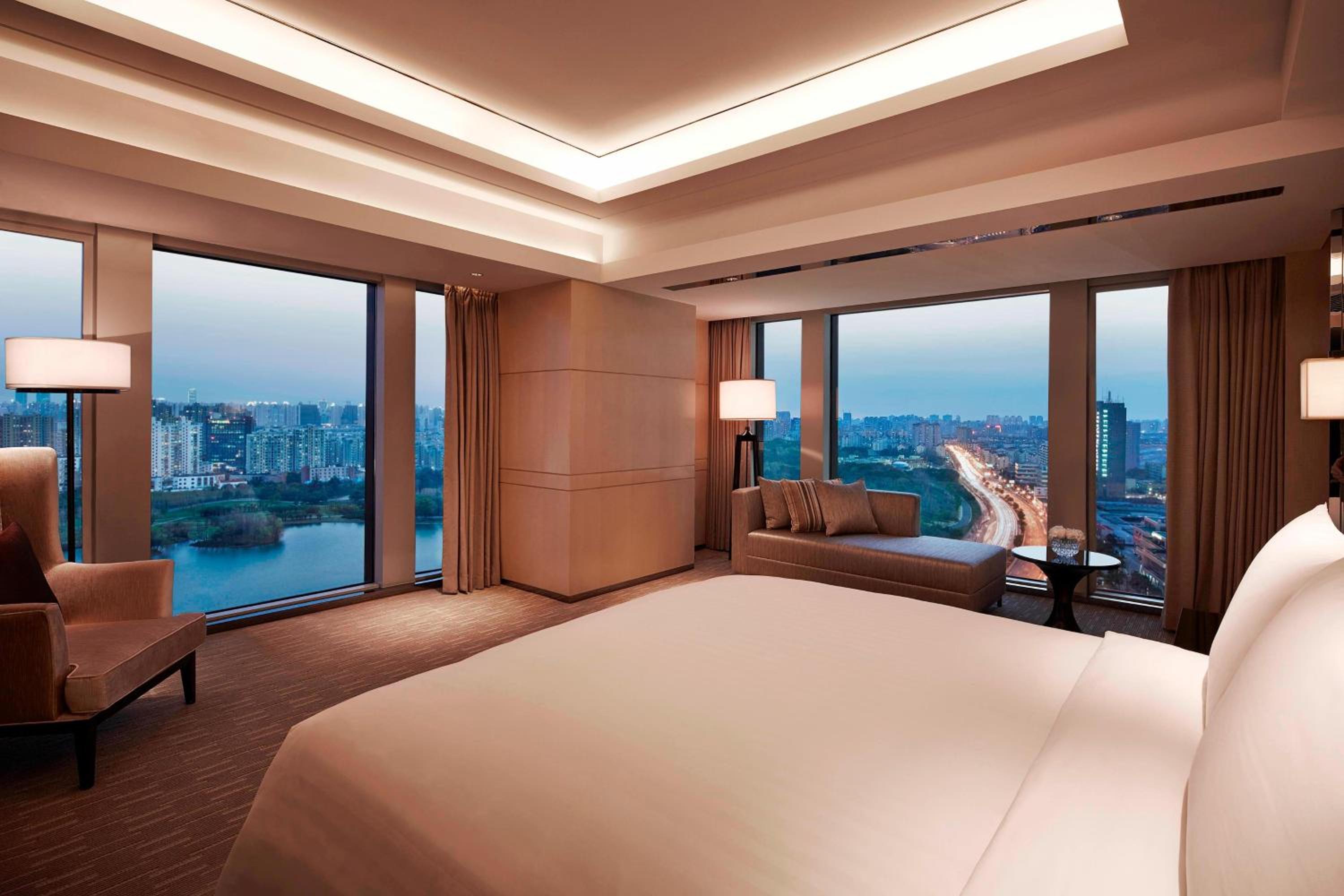 King Suite with Park View - Executive Lounge Access photo 1