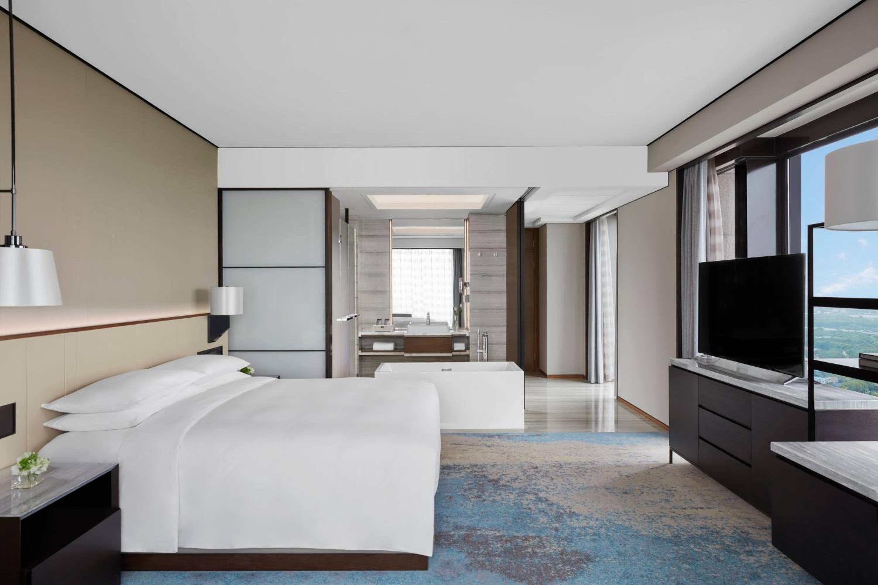 Corner King Room - Photo 2