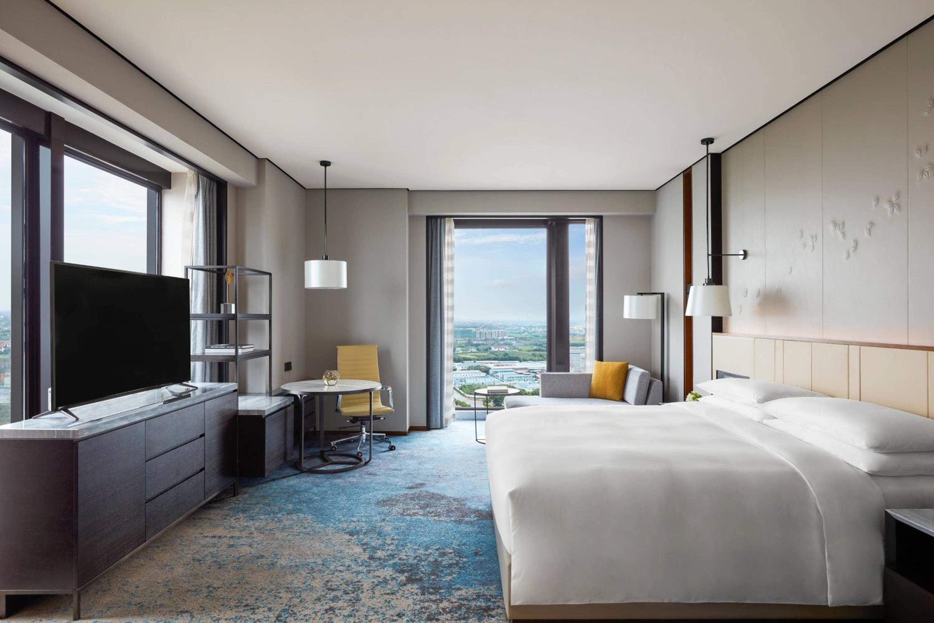 Corner King Room - Photo 3