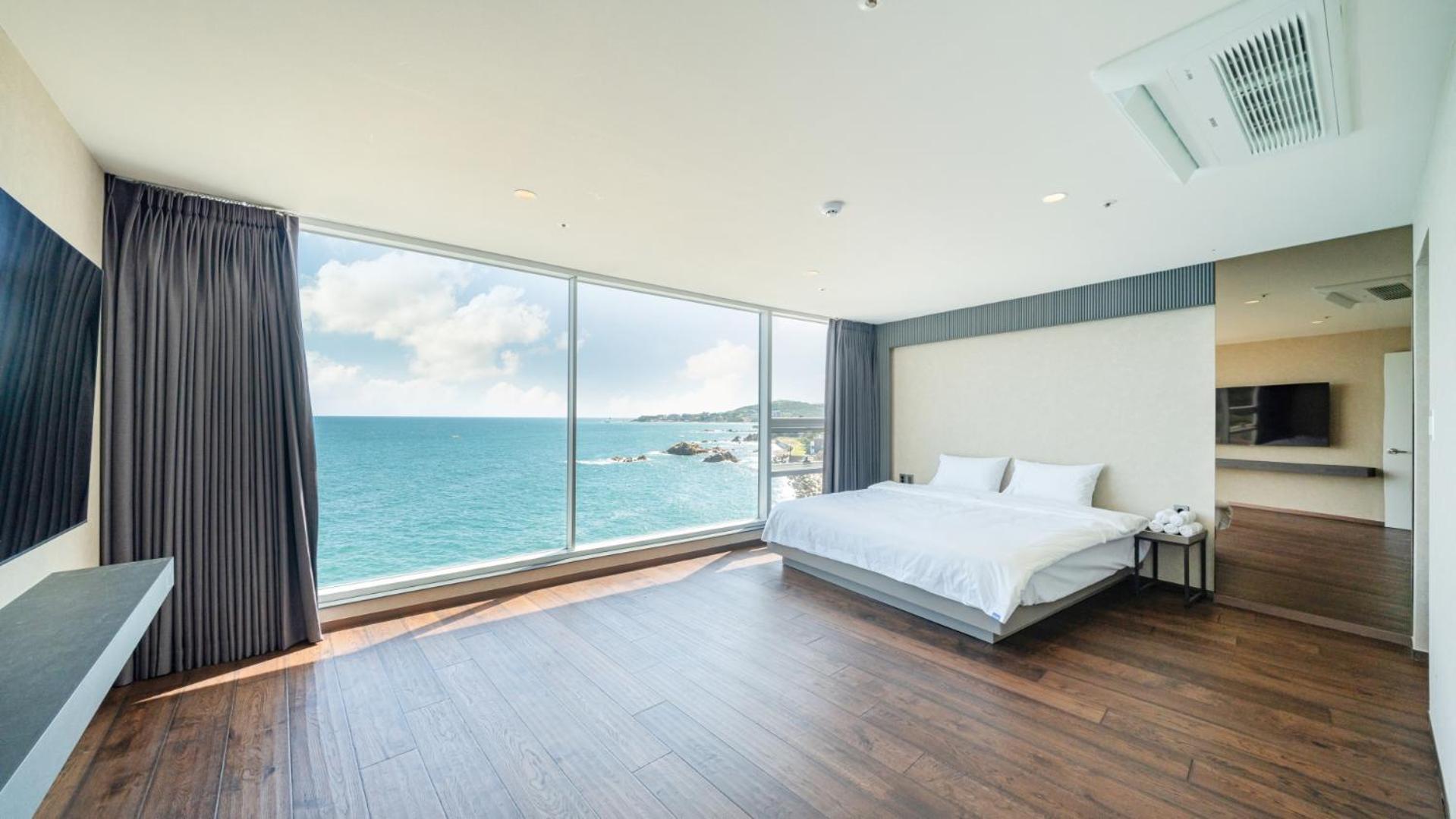 Suite with Sea View - Photo 9