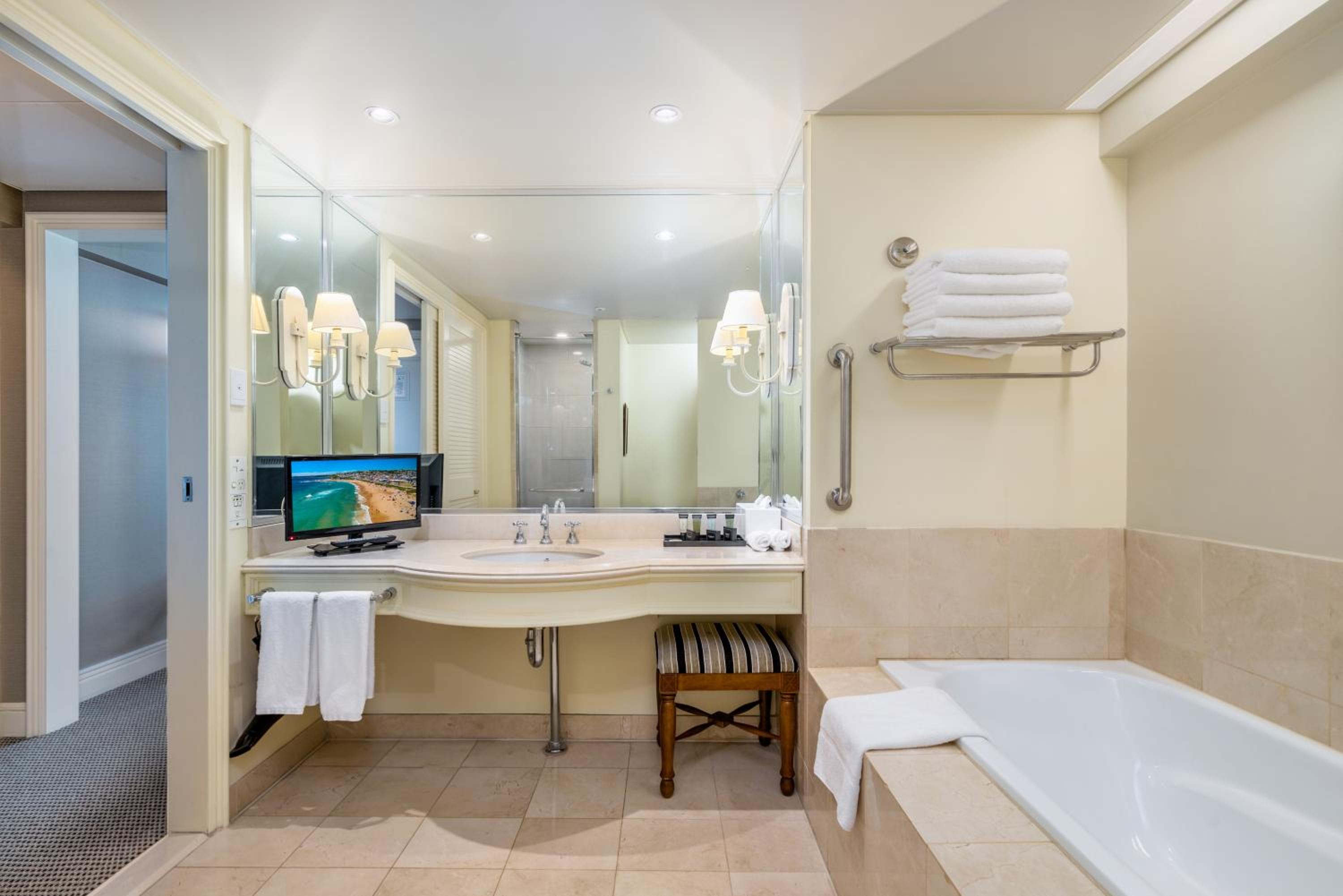 Deluxe Room with River View - Photo 4