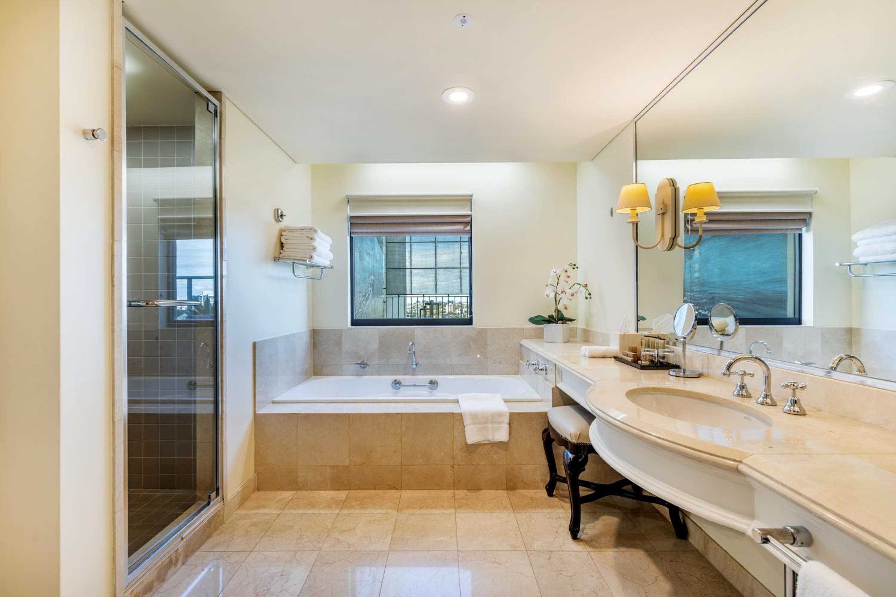 Plaza Suite - Photo 5