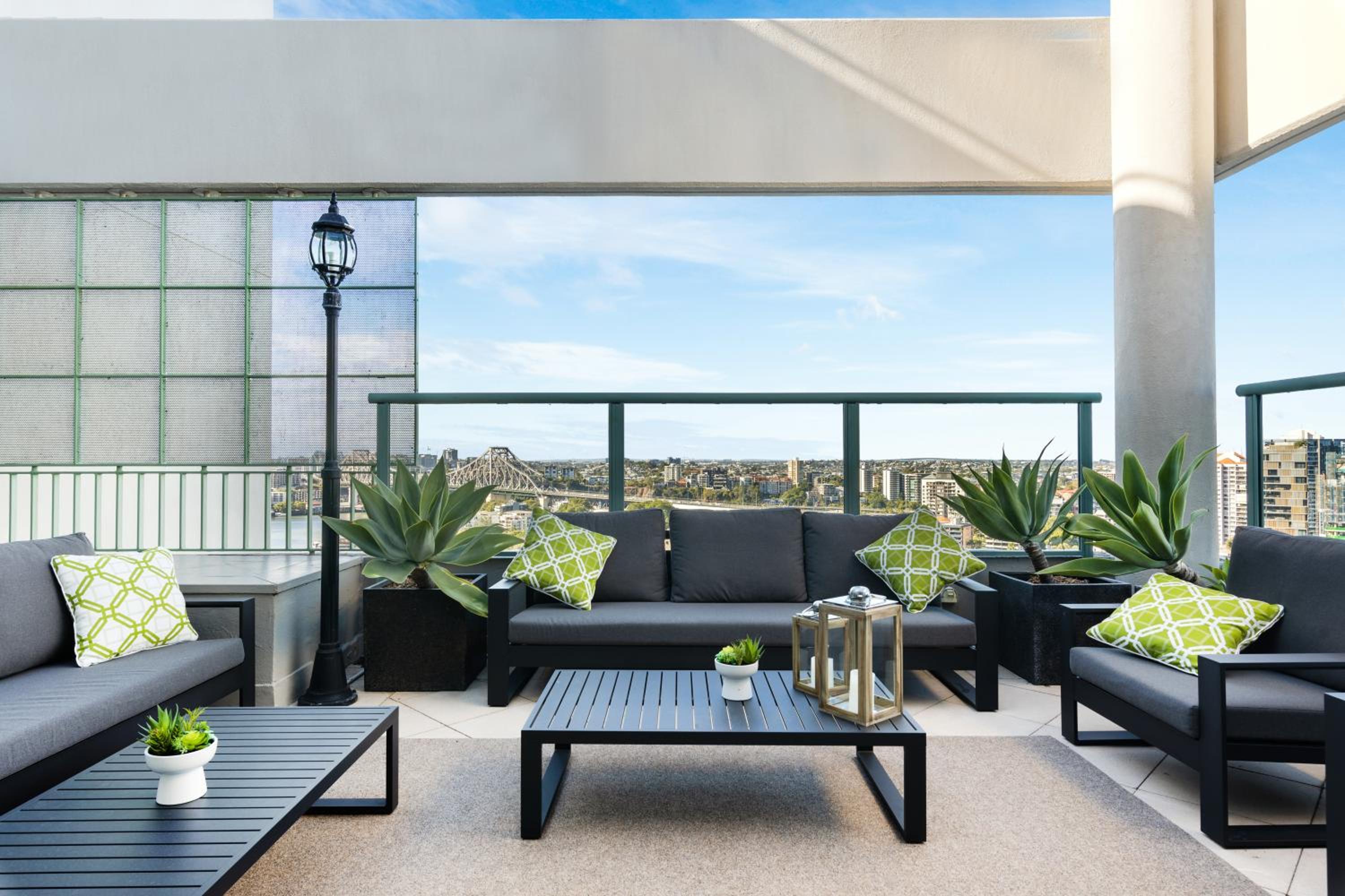 Plaza Suite - Photo 4