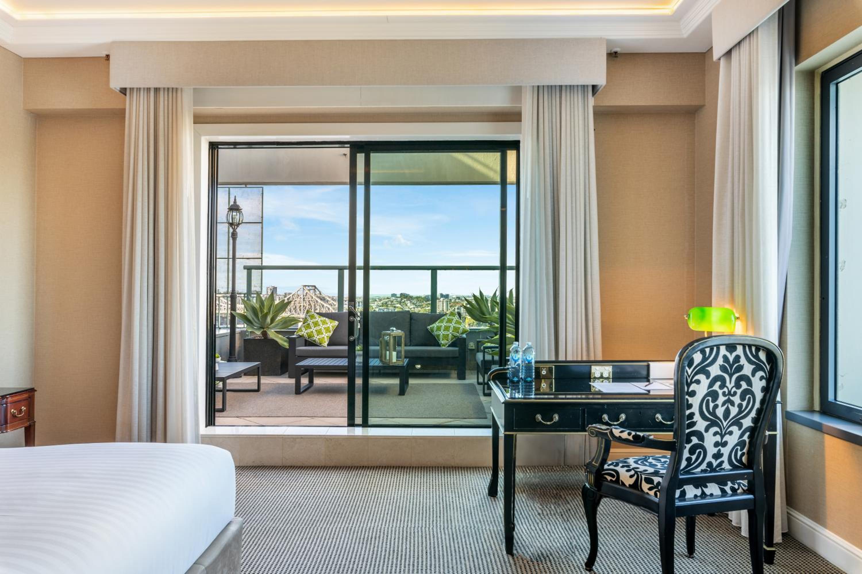 Plaza Suite - Photo 3