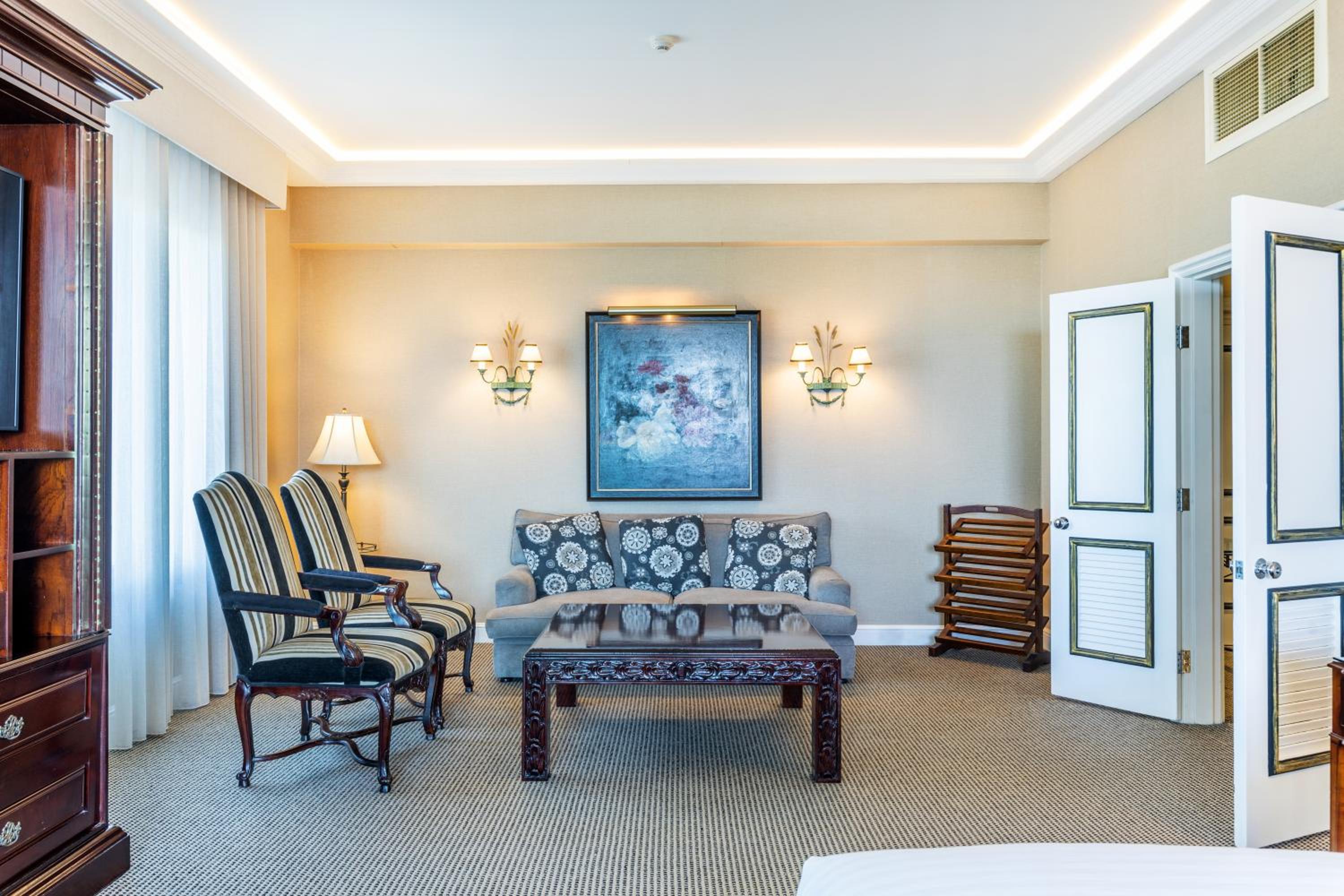 Plaza Suite - Photo 2