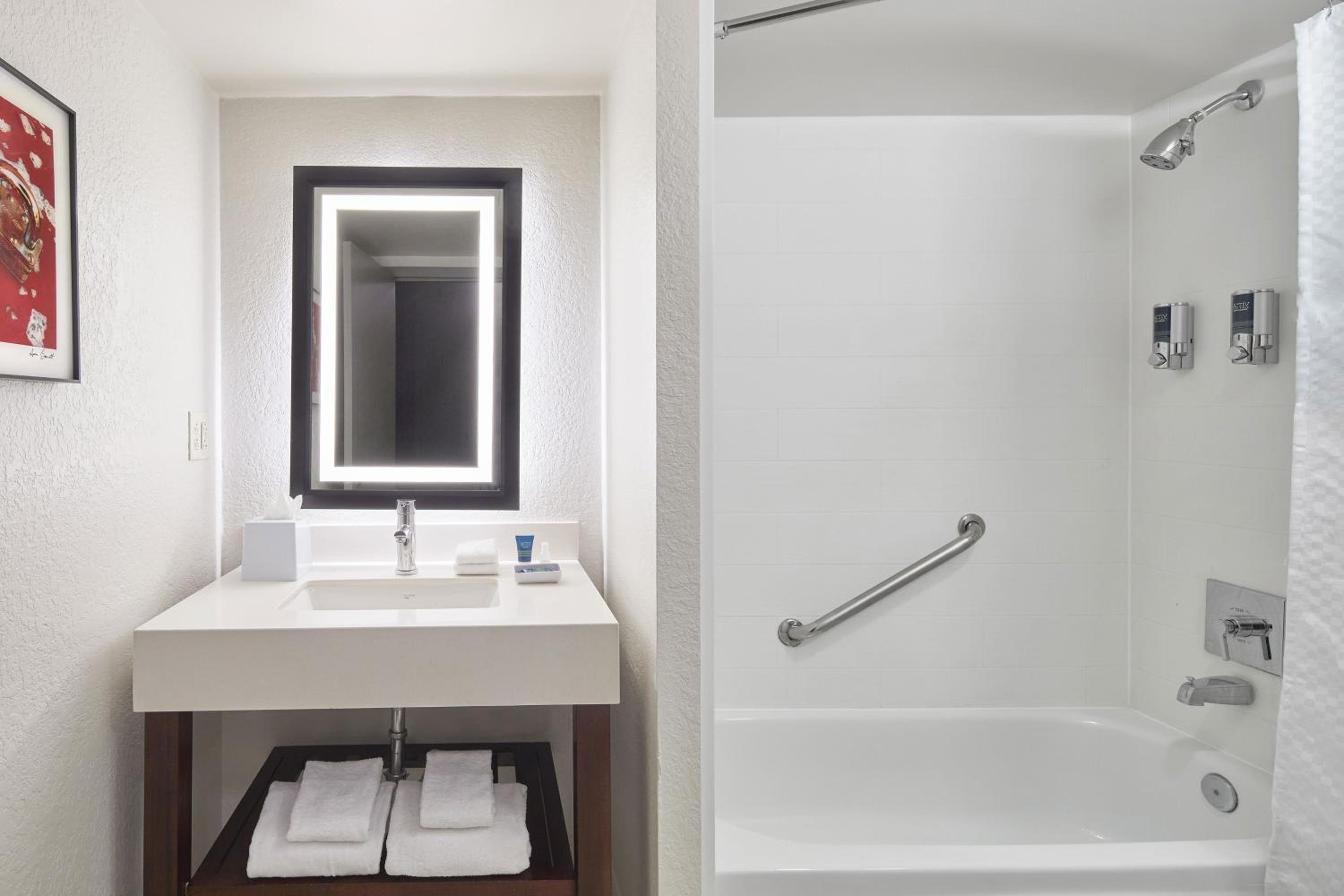 Guest Room, 1 King - Photo 4