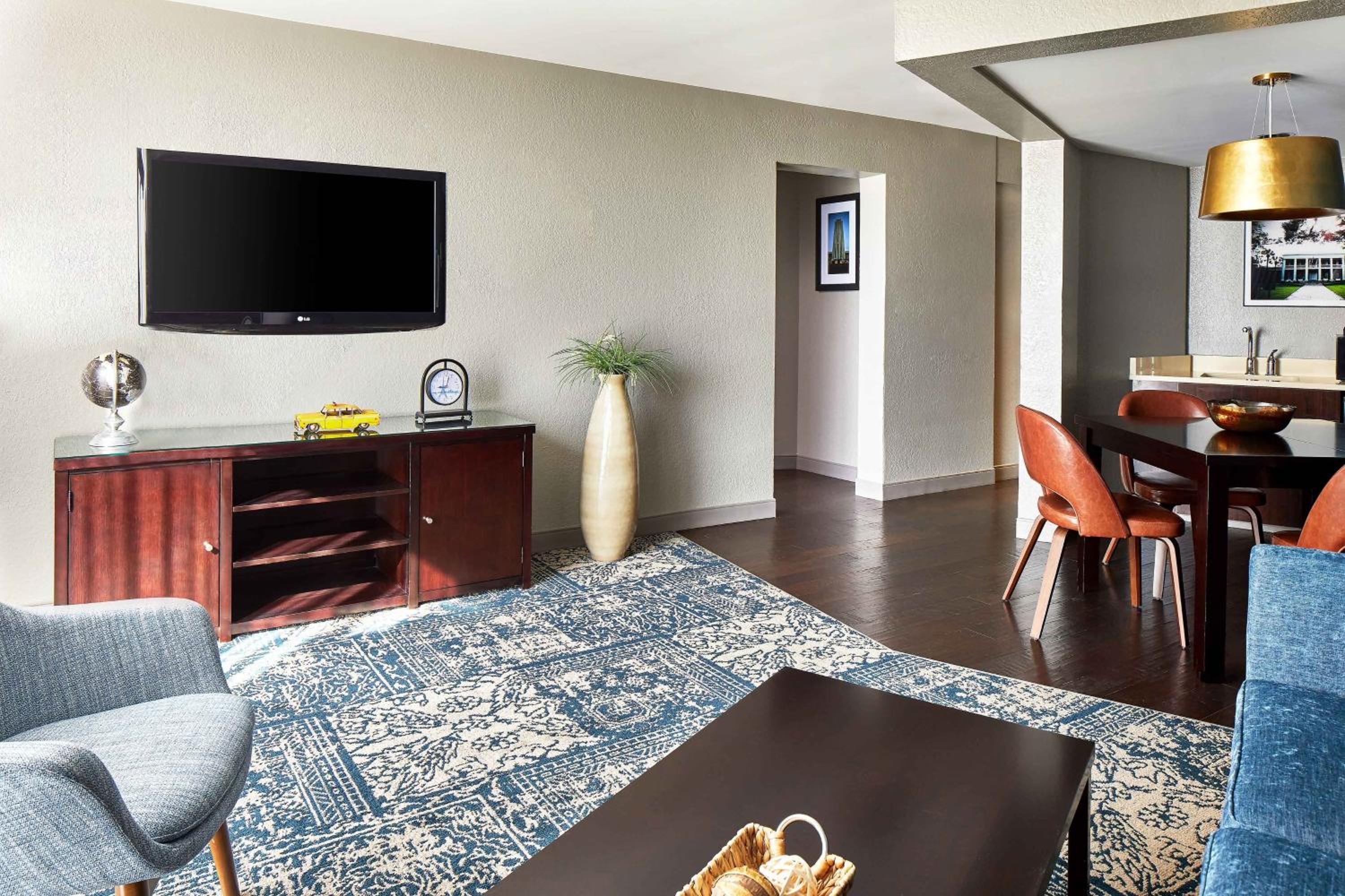 Junior Suite, 1 King, Sofa bed, High floor - Photo 1