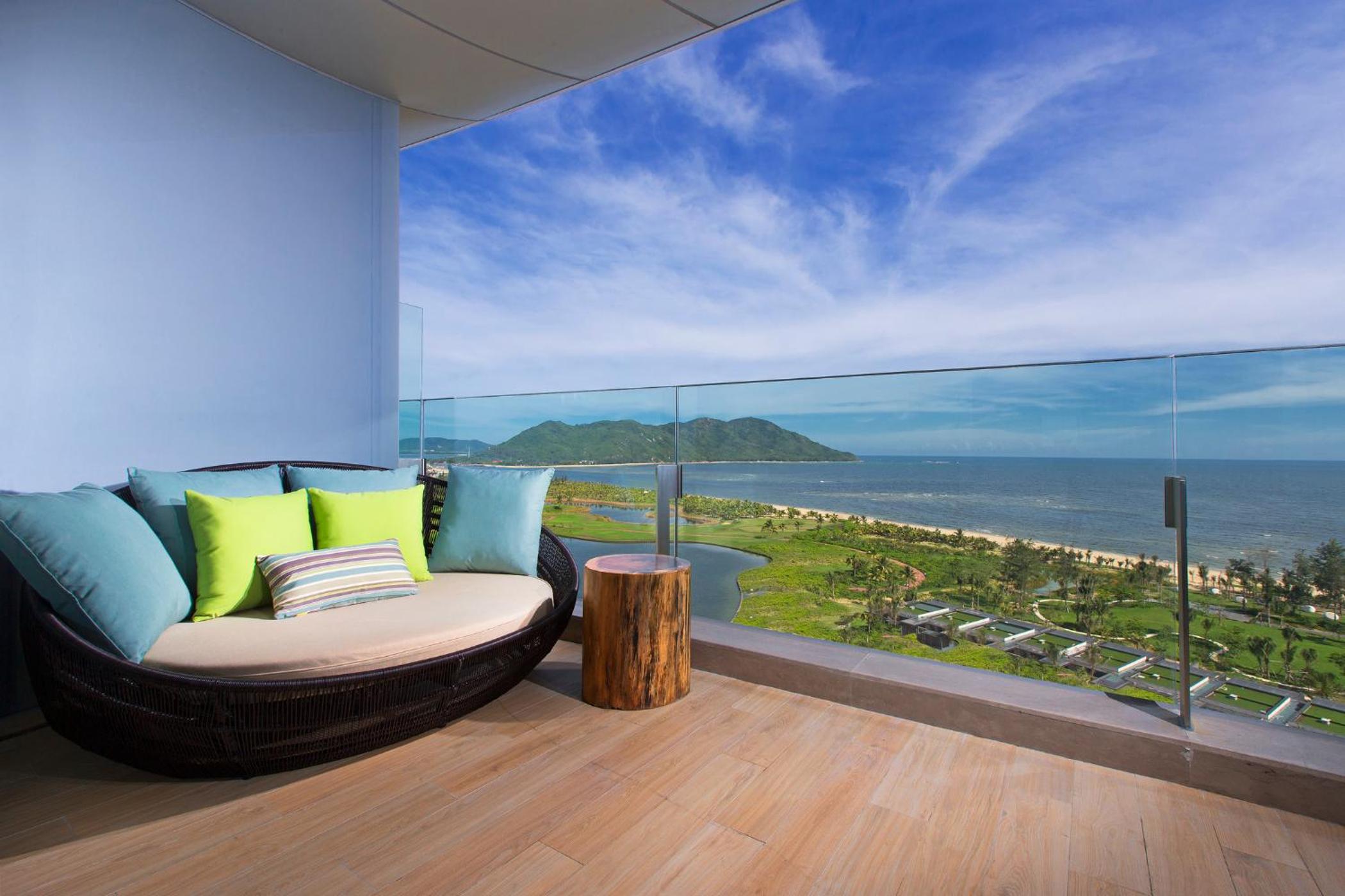 Grand King Room with Ocean View - Oceanfront photo 2