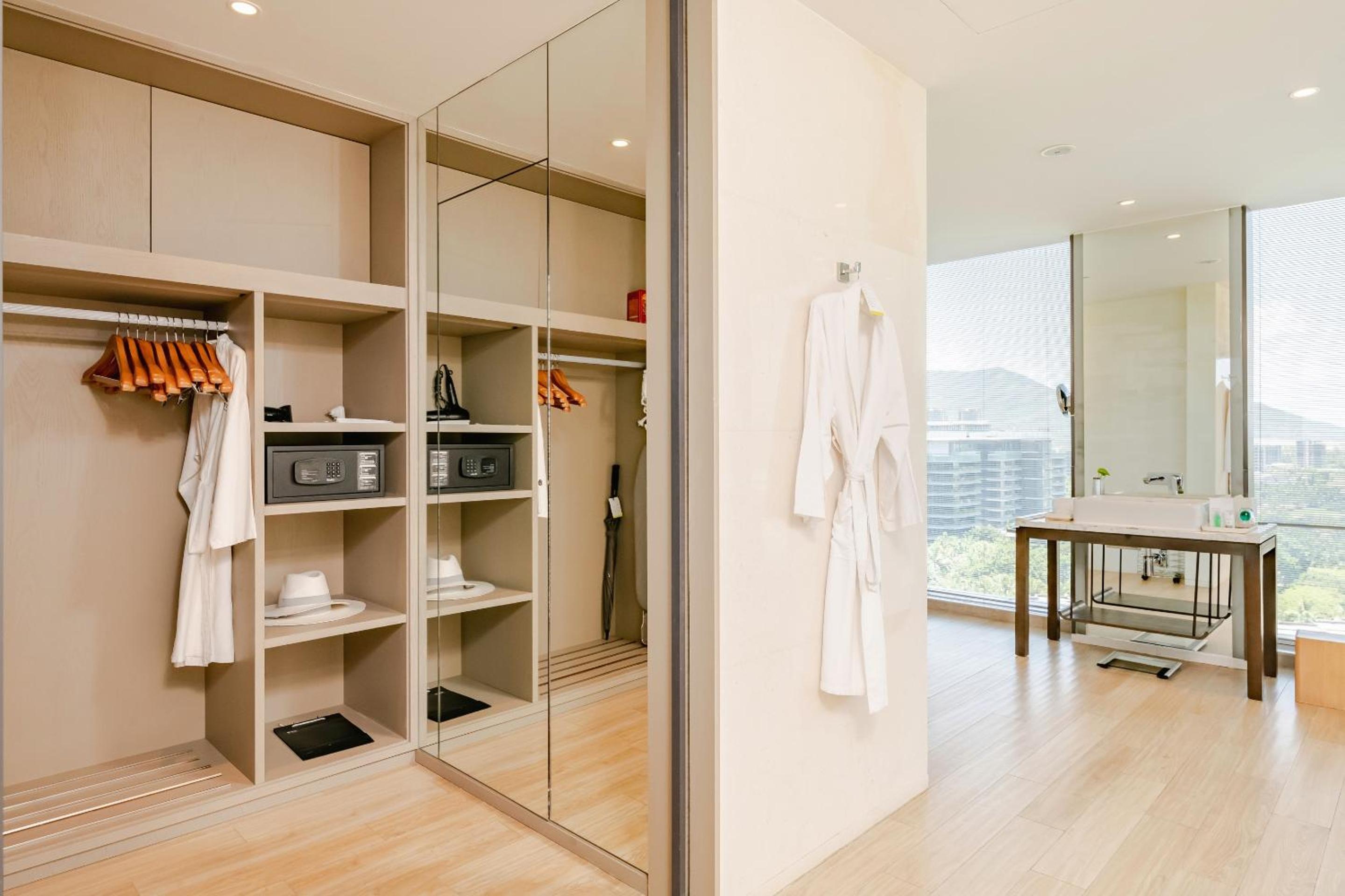 Renewal Oceanfront Suit photo 3