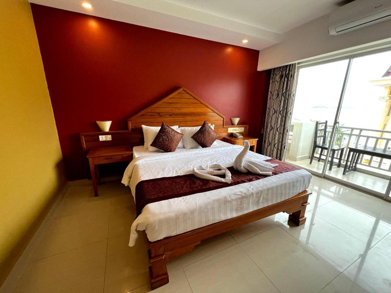 King Room with Pool View - Photo 1