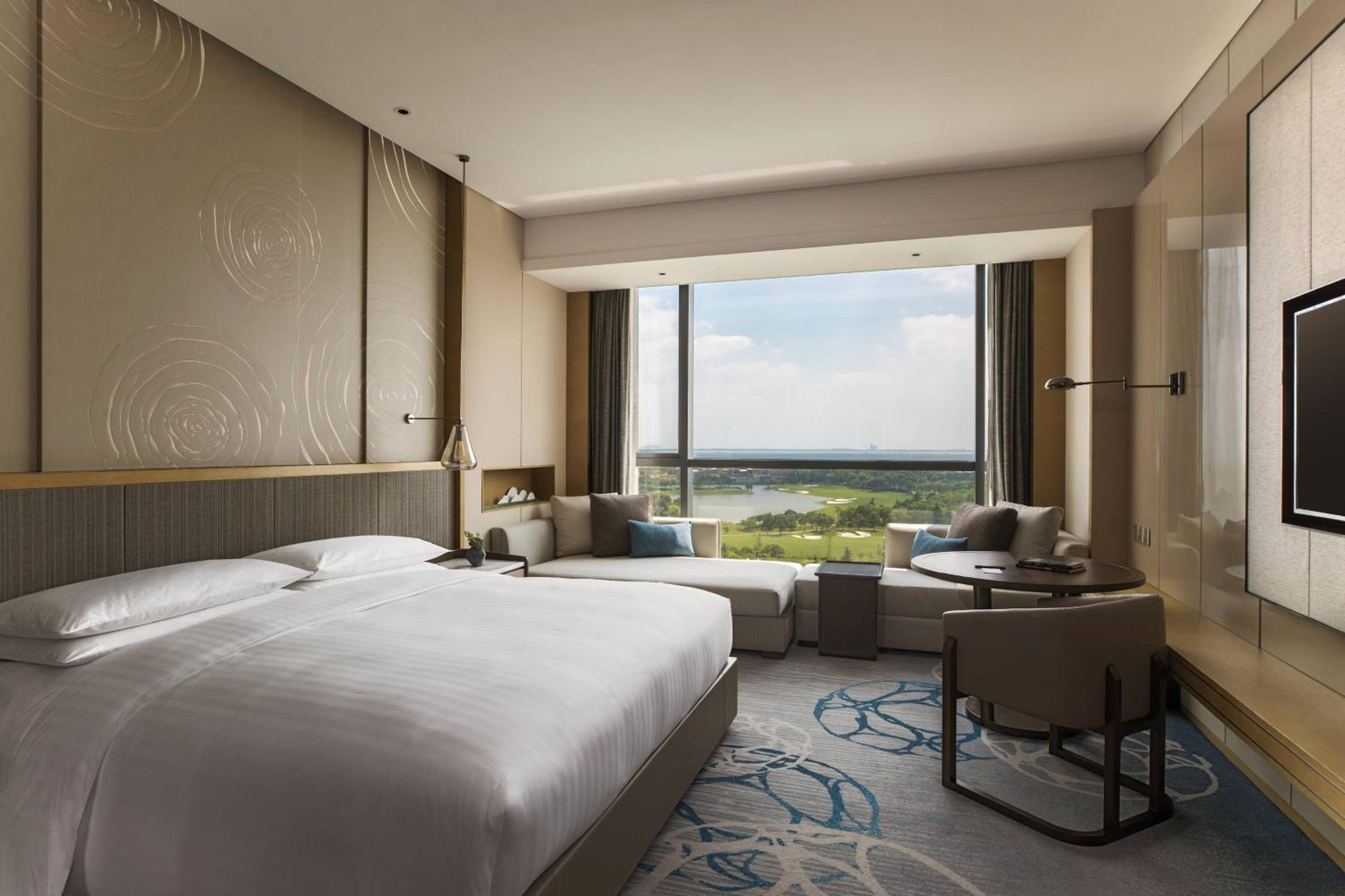 Deluxe Lake View King Room photo 1