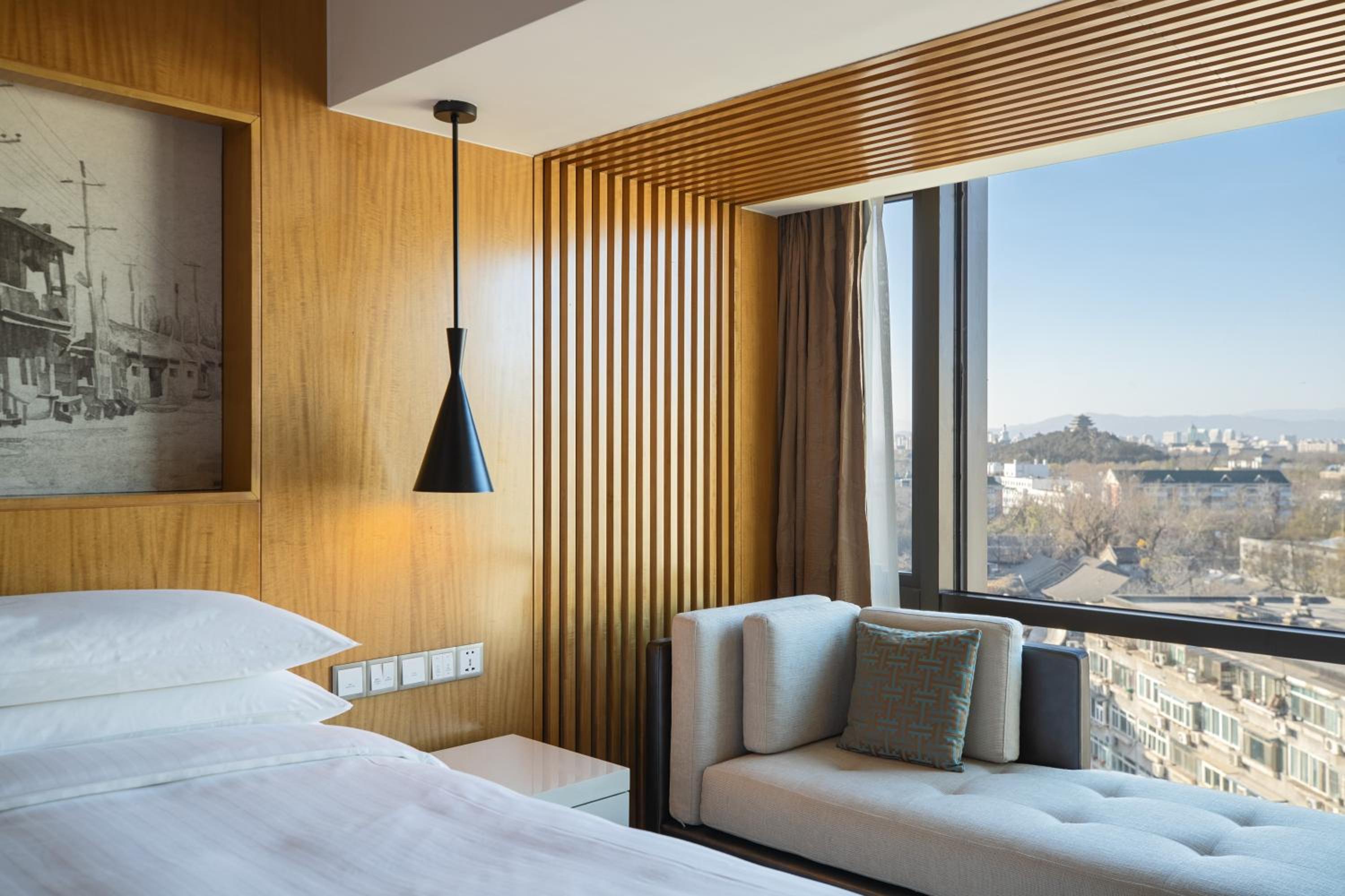 Club King Suite with Lounge Access - Afternoon tea + Happy hour + Drink time +  2 pairs of pants or jeans washing service per stay - Photo 1