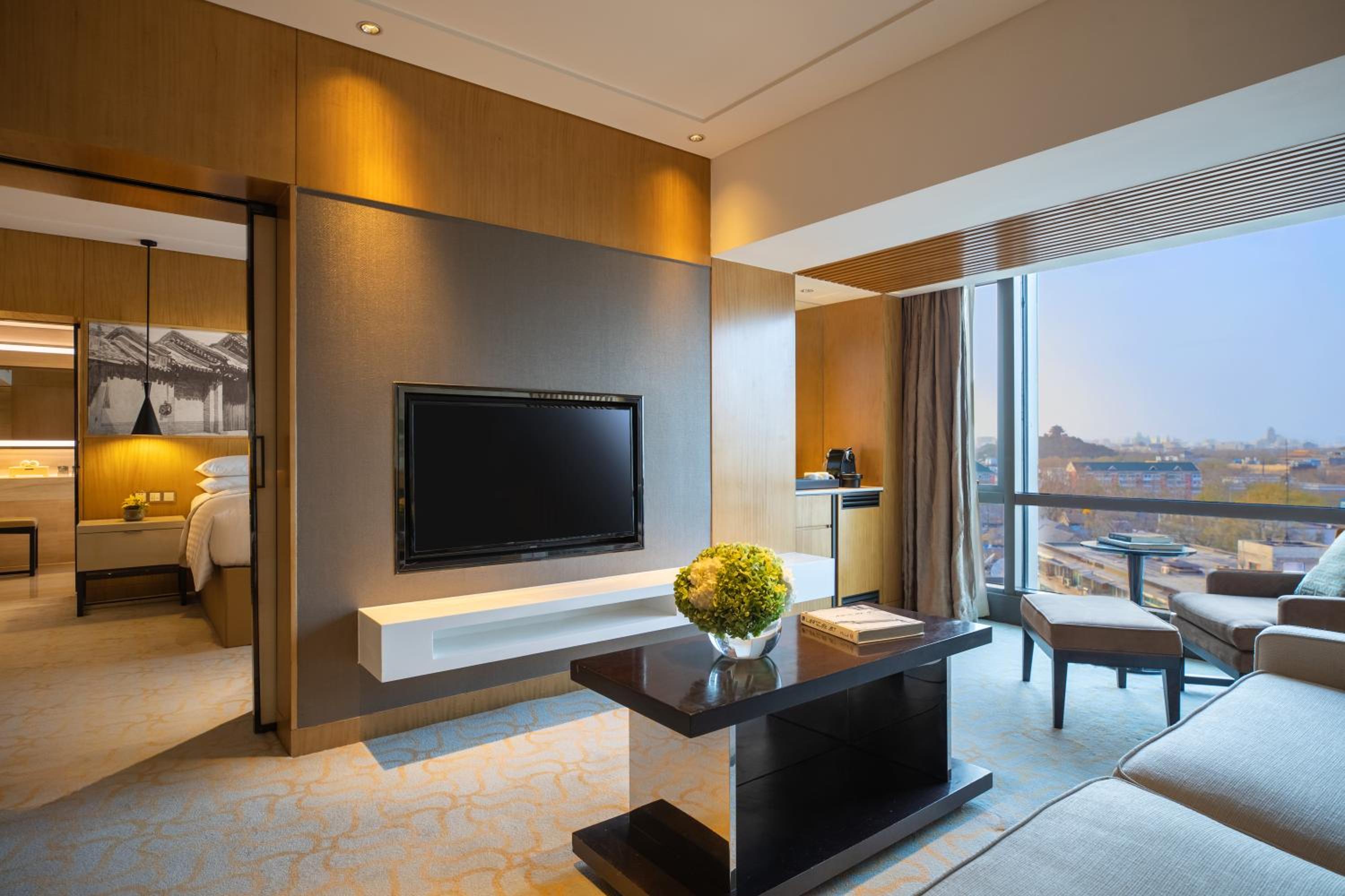 Club King Suite with Lounge Access - Afternoon tea + Happy hour + Drink time +  2 pairs of pants or jeans washing service per stay - Photo 7