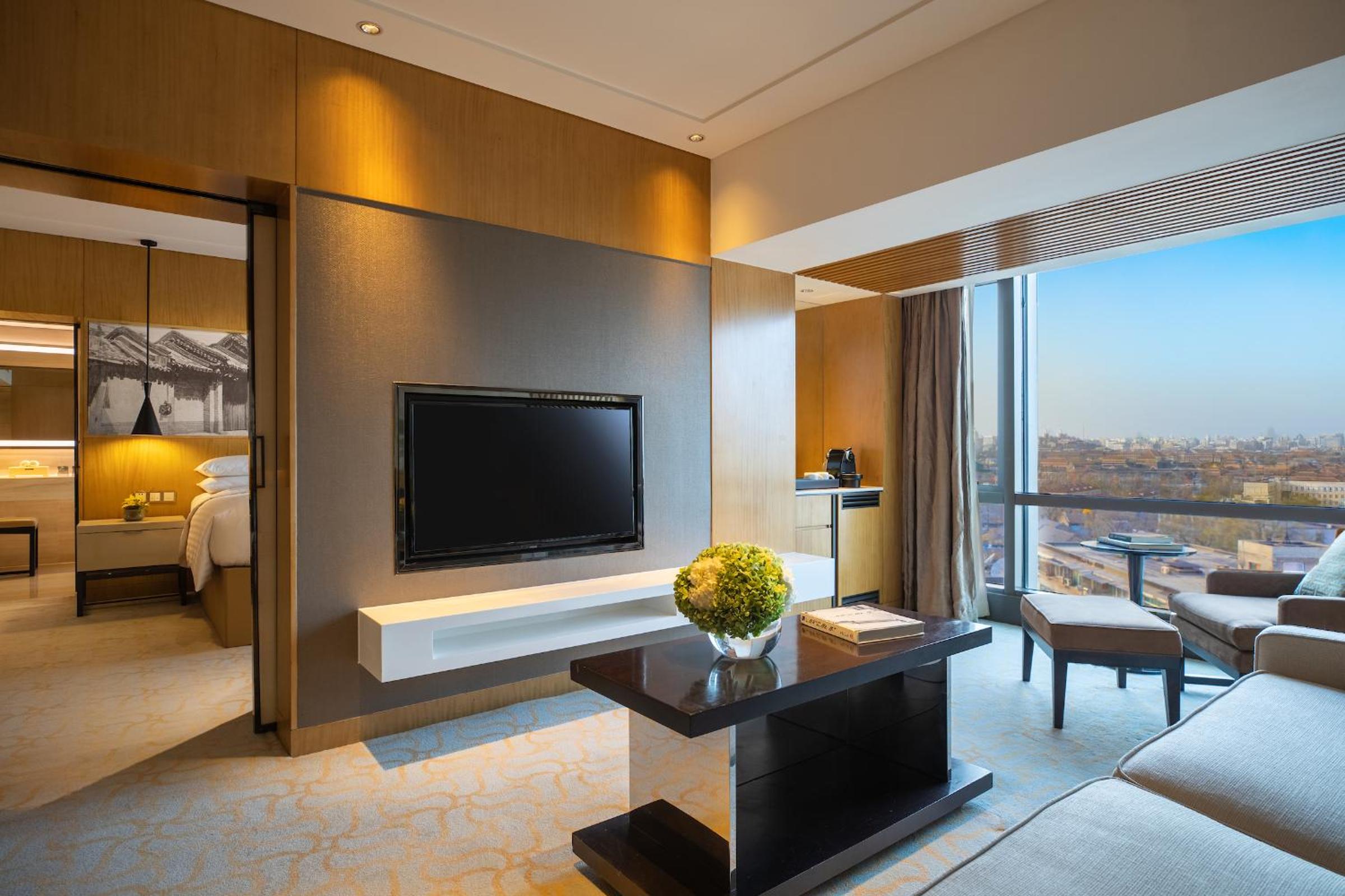 Club King Suite with Lounge Access - Afternoon tea + Happy hour + Drink time +  2 pairs of pants or jeans washing service per stay - Photo 2